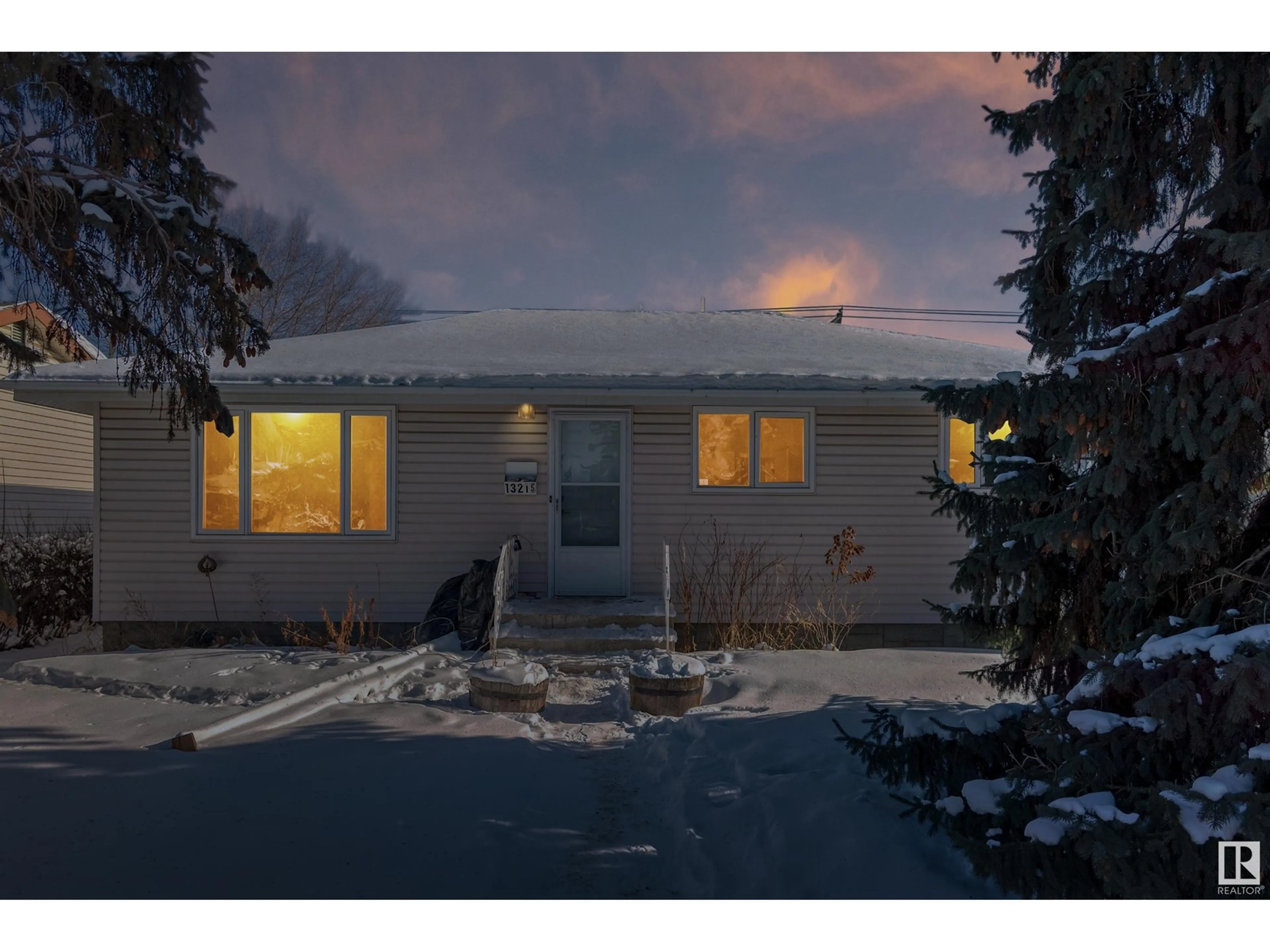 Home with vinyl exterior material, unknown for NW - 13215 135 ST, Edmonton Alberta T5L1Y8