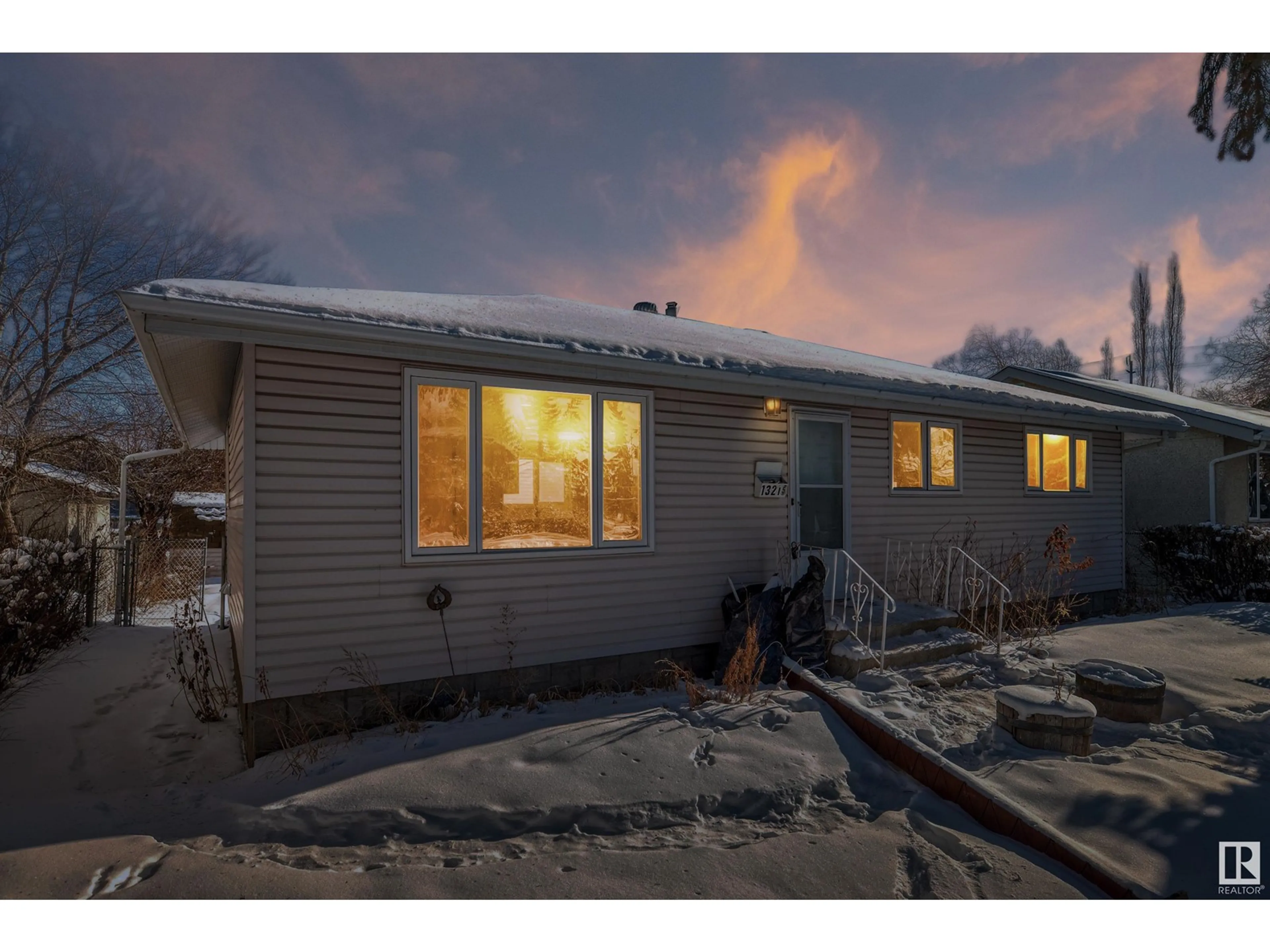 Home with vinyl exterior material, unknown for NW - 13215 135 ST, Edmonton Alberta T5L1Y8