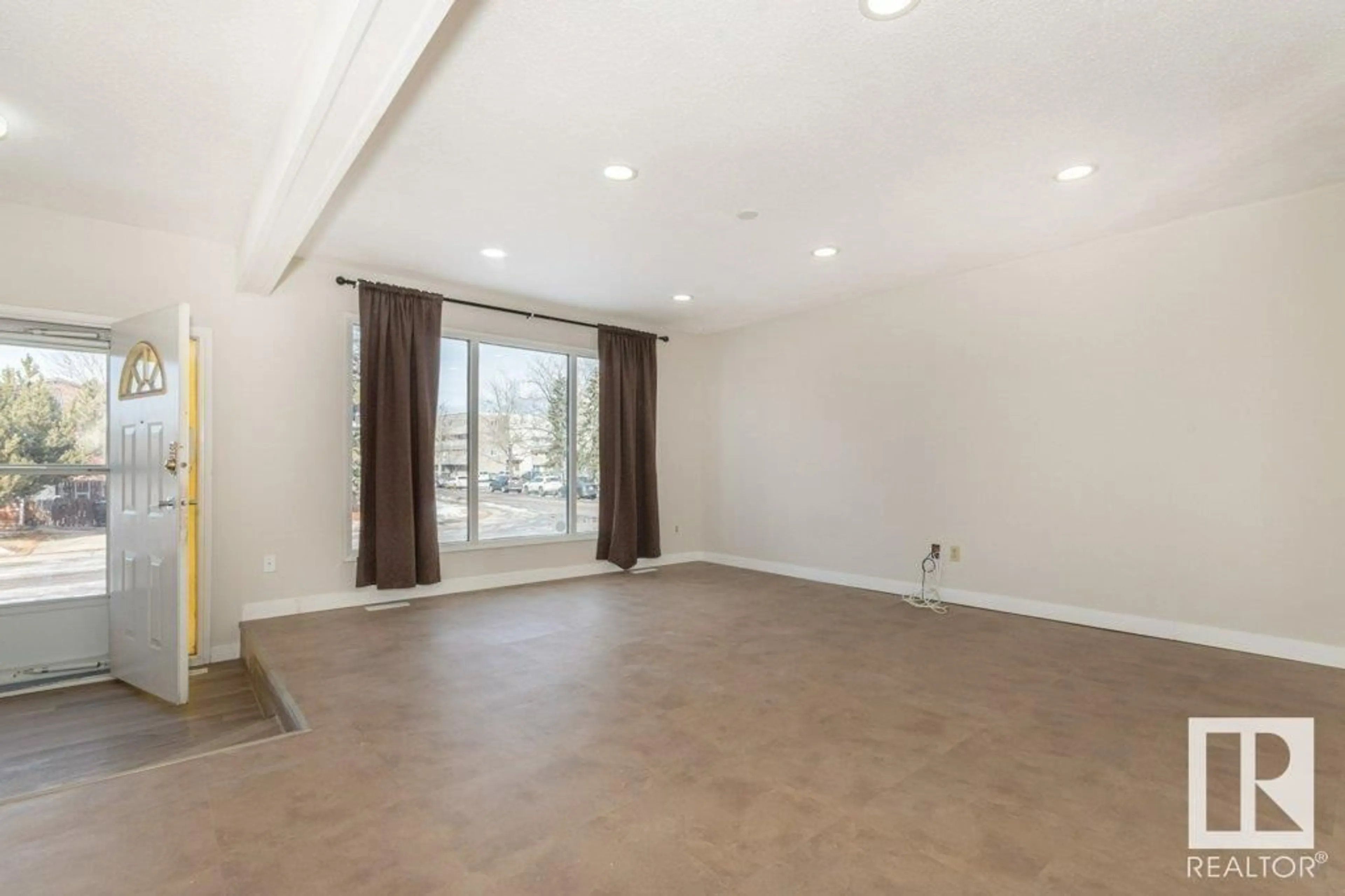 A pic of a room for 8505 39B AV NW, Edmonton Alberta T6K3E7