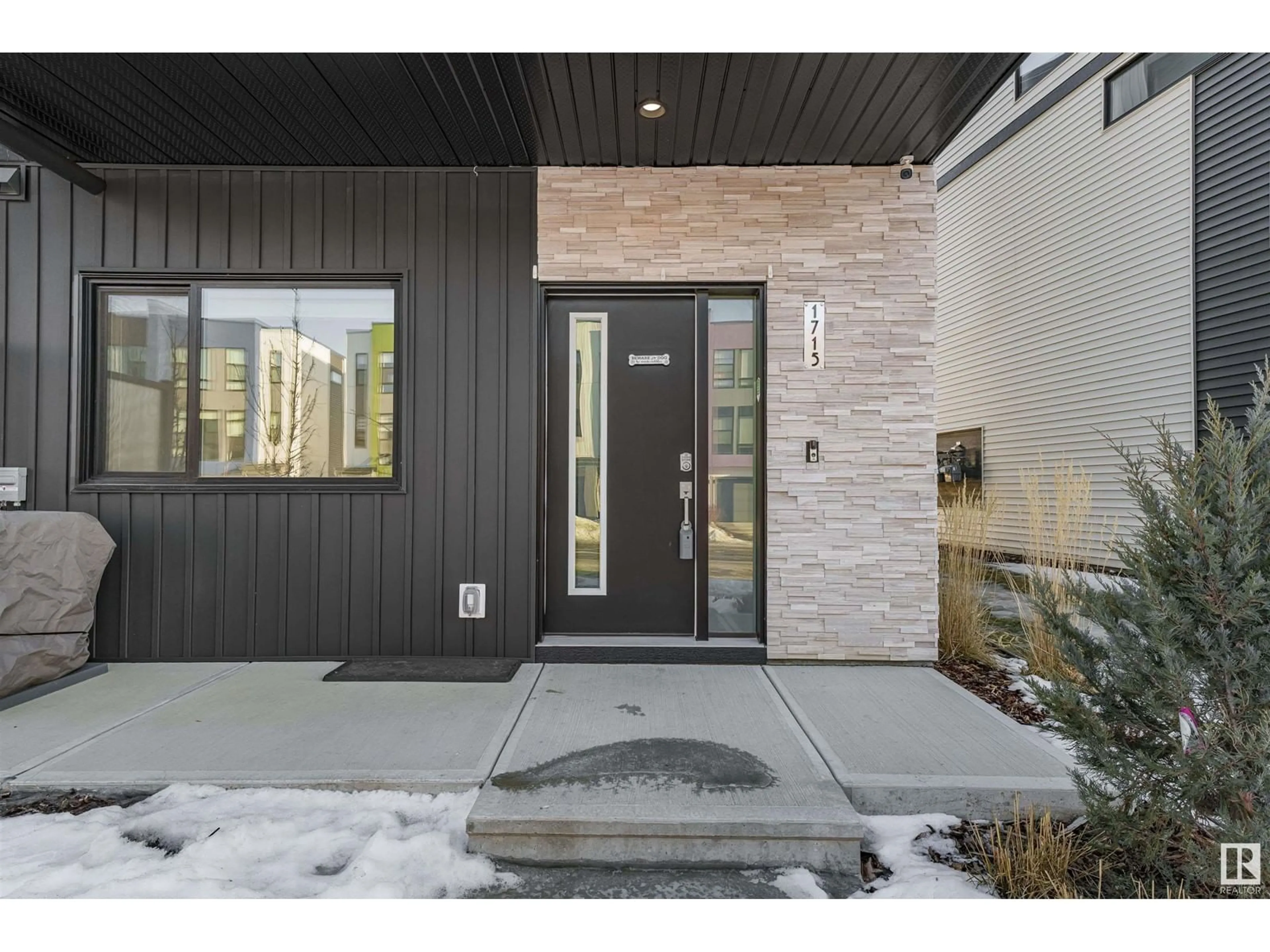 Indoor entryway for 1715 Keene CR SW, Edmonton Alberta T6W2H9