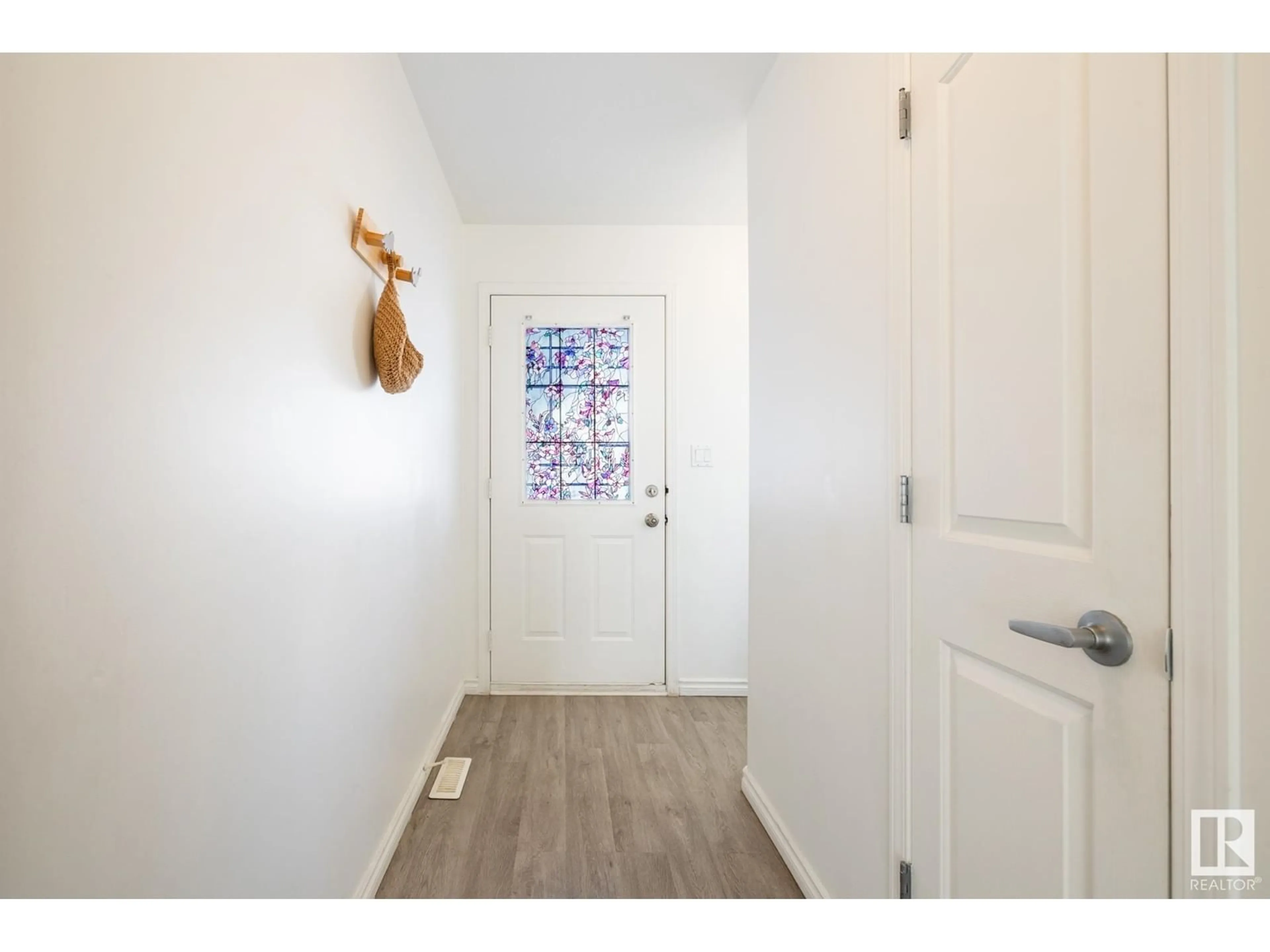 Indoor entryway for #10 16933 115 ST NW, Edmonton Alberta T5X6E3