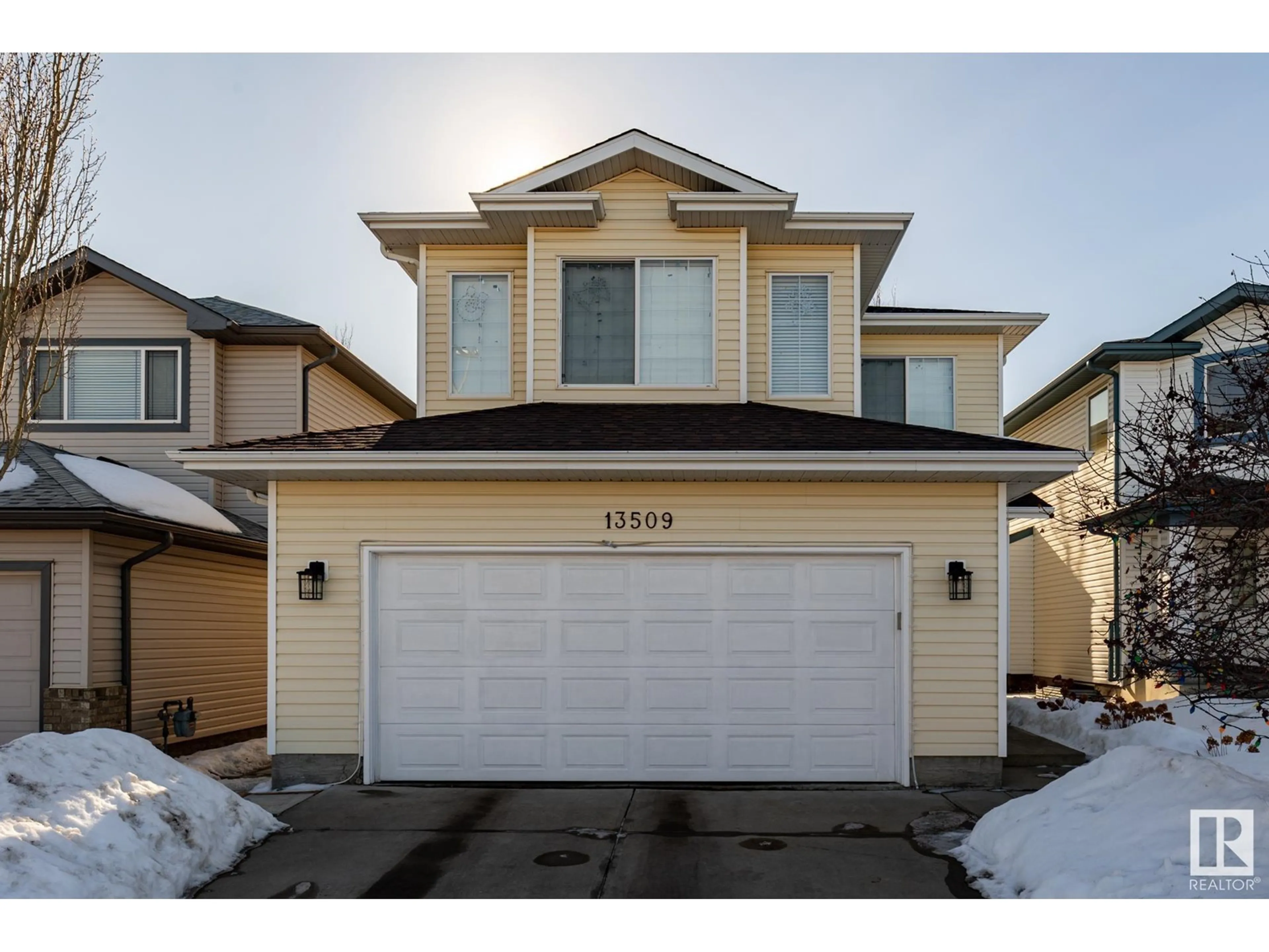 Indoor garage for 13509 141A AV NW, Edmonton Alberta T6V1W5