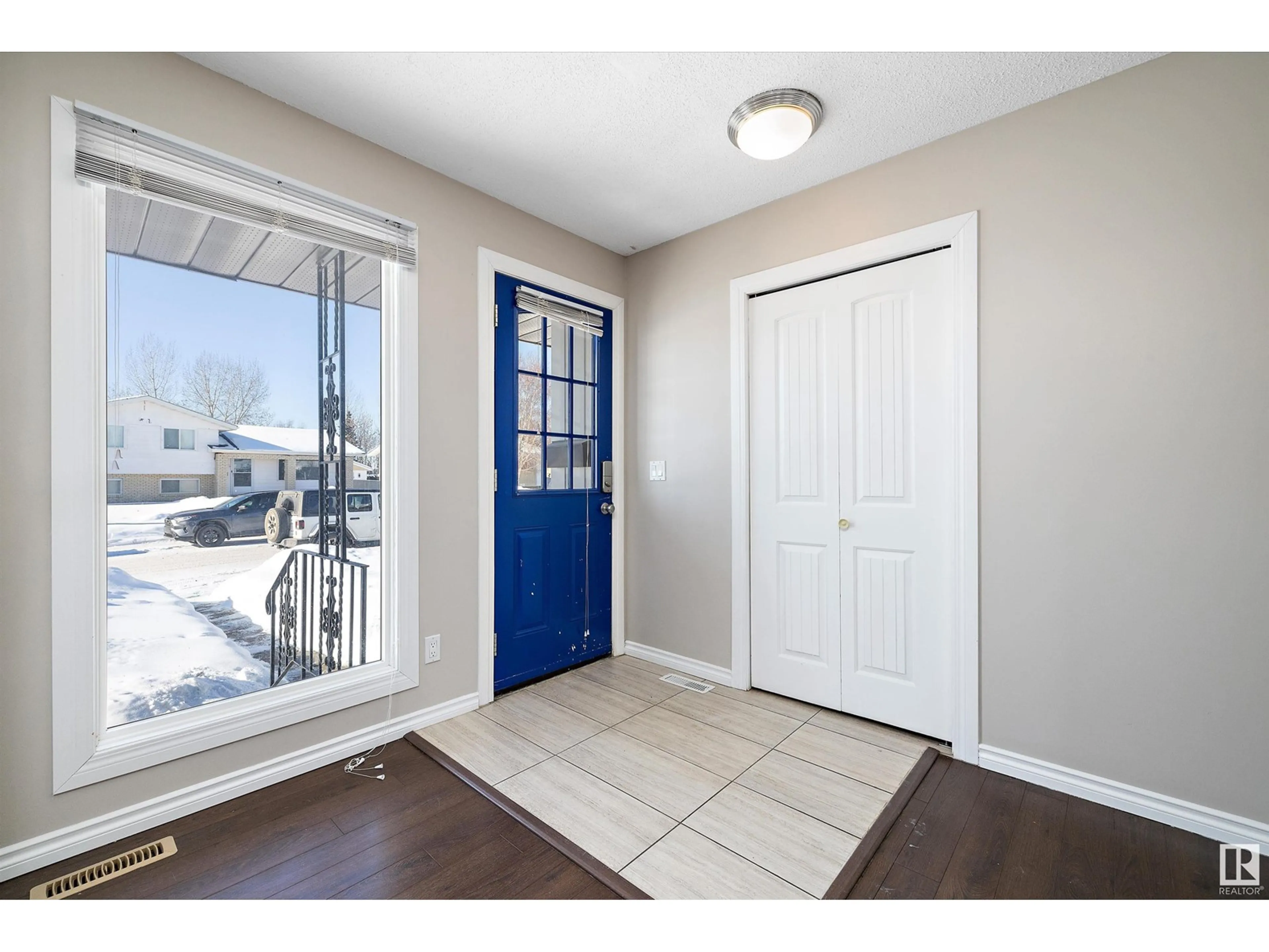 Indoor entryway for 14923 123 ST NW, Edmonton Alberta T5X2C8