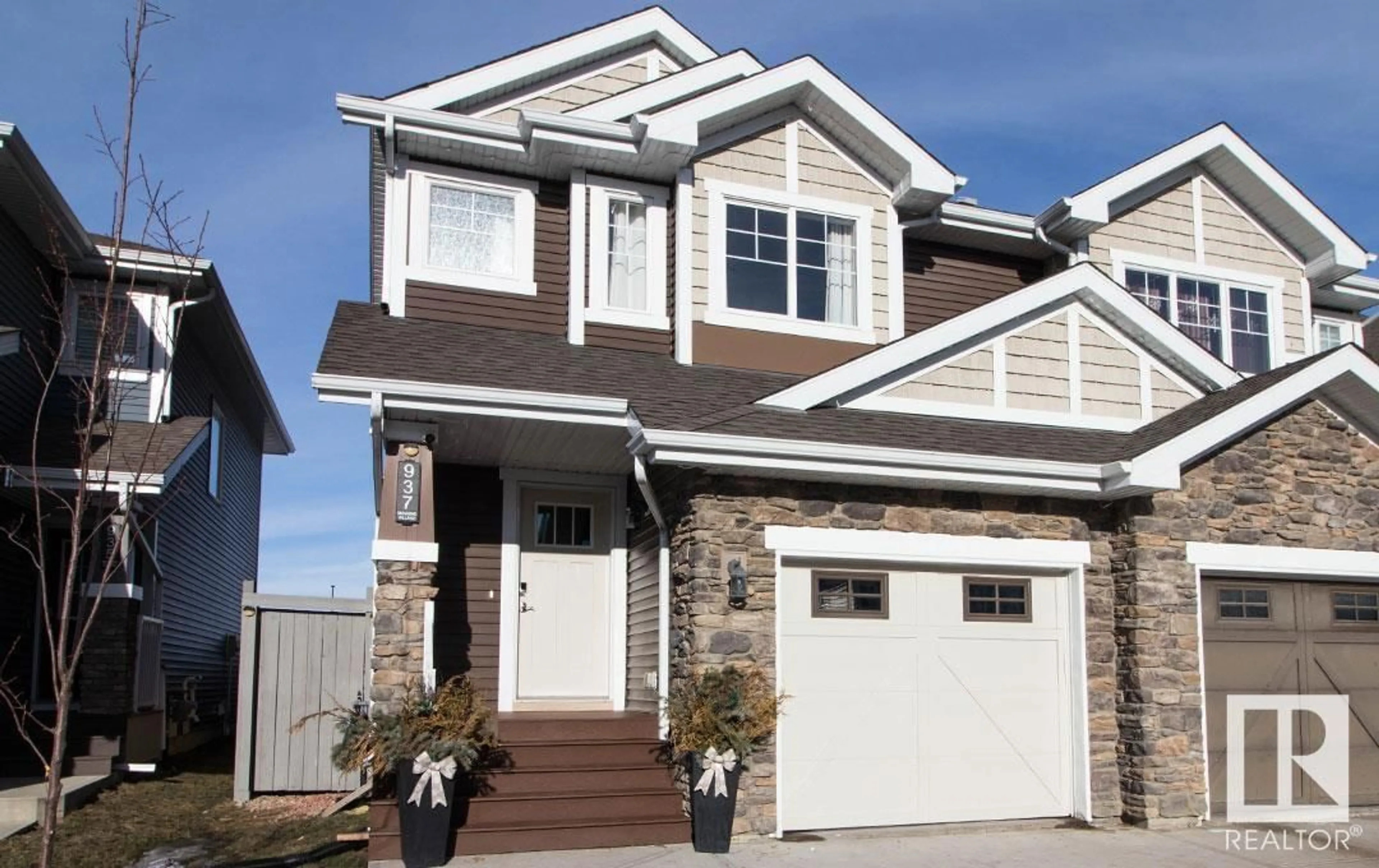 Home with vinyl exterior material, street for 937 Ebbers CR NW NW, Edmonton Alberta T5Y3V1