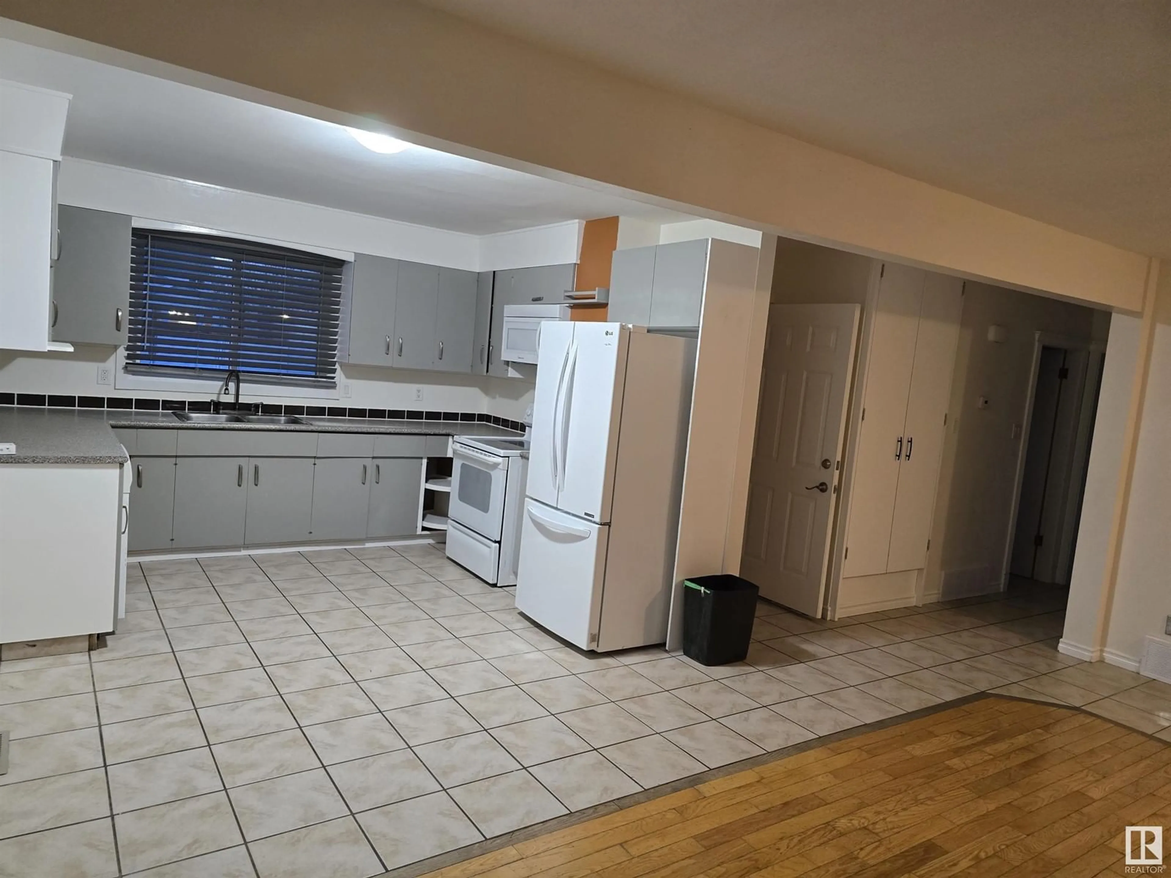 Standard kitchen, unknown for 9908 151 ST NW, Edmonton Alberta T5P1T1