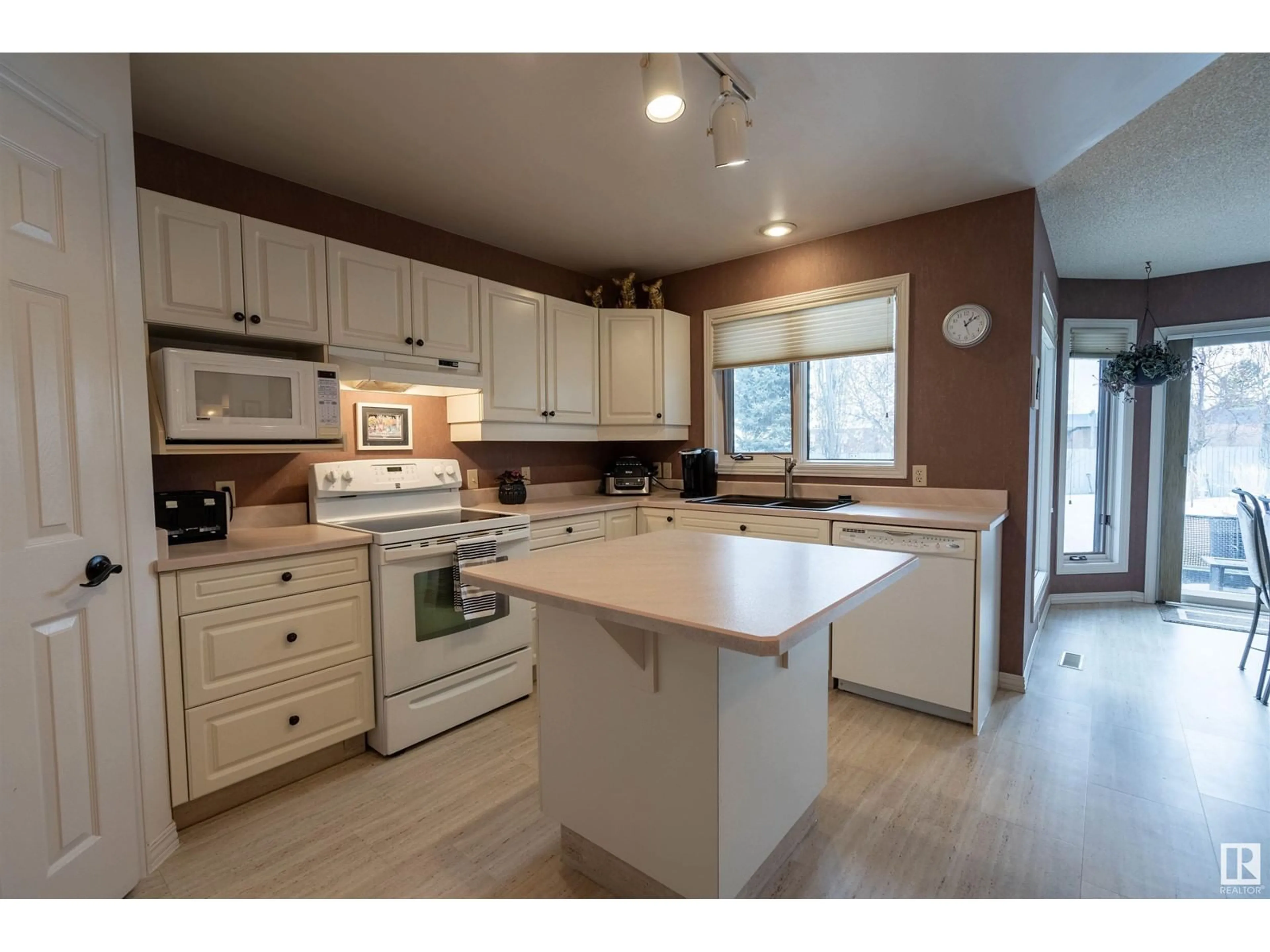 Open concept kitchen, unknown for 31 ARCAND DR, St. Albert Alberta T8N5V1