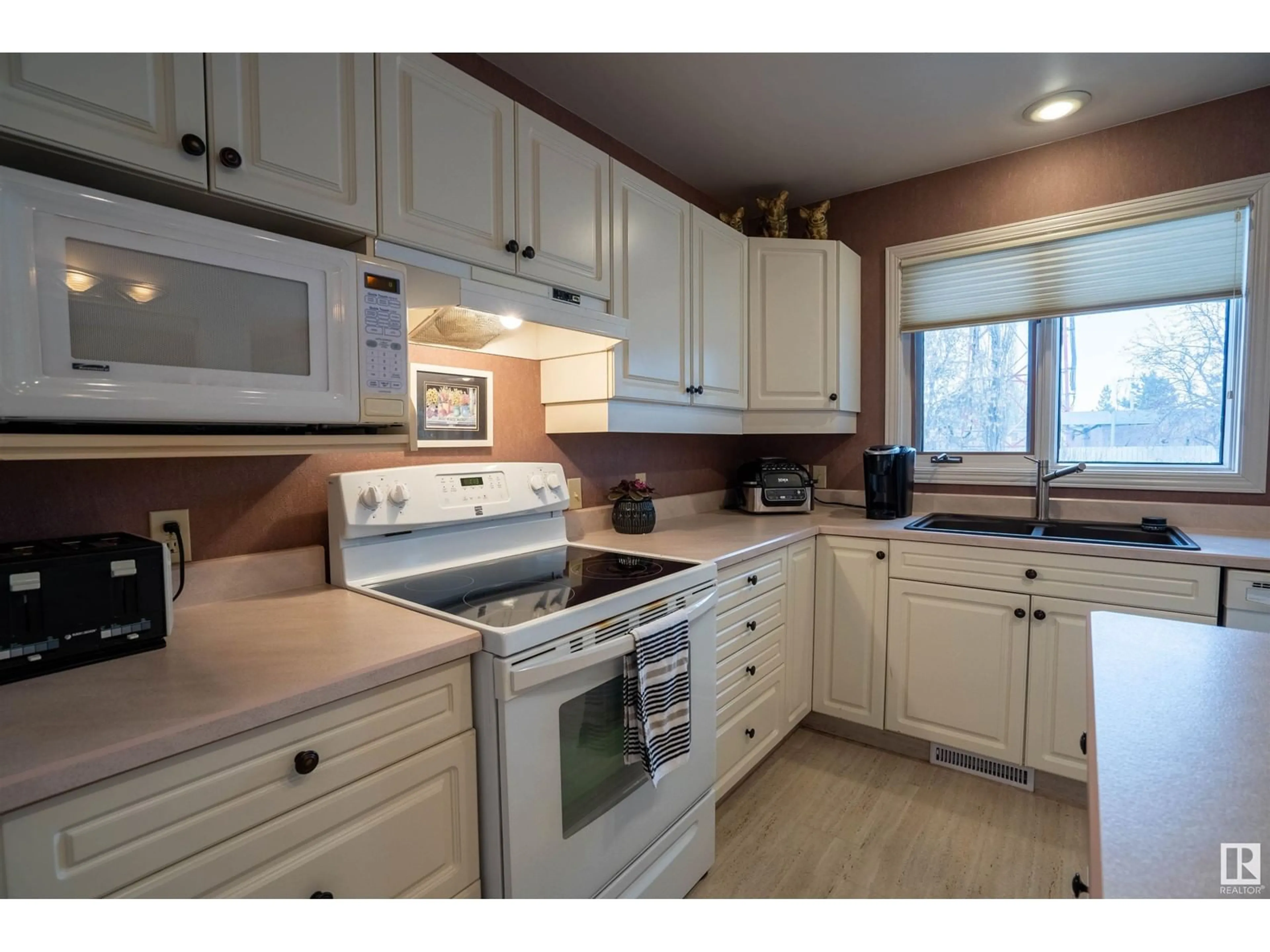 Standard kitchen, unknown for 31 ARCAND DR, St. Albert Alberta T8N5V1