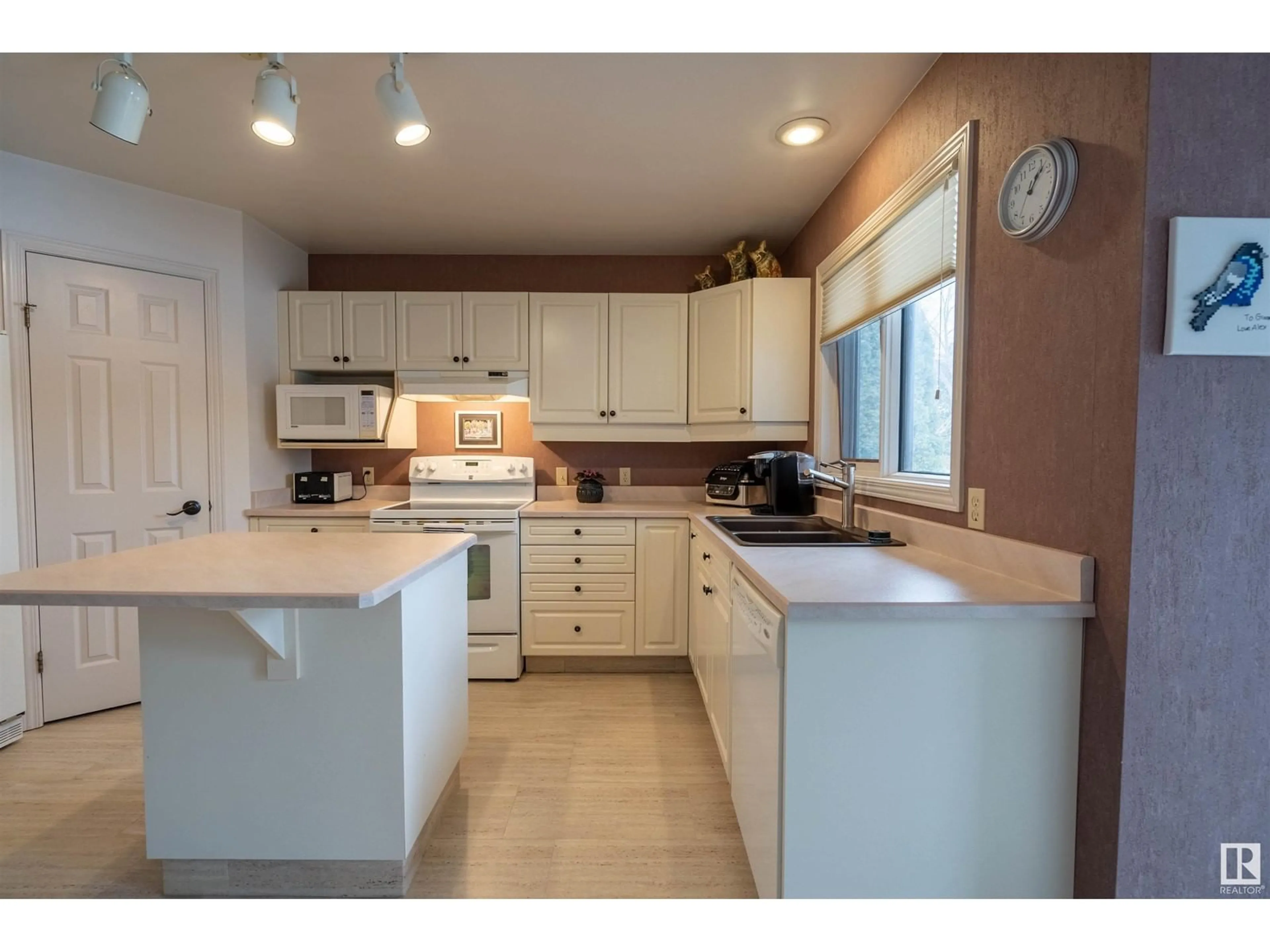 Open concept kitchen, unknown for 31 ARCAND DR, St. Albert Alberta T8N5V1