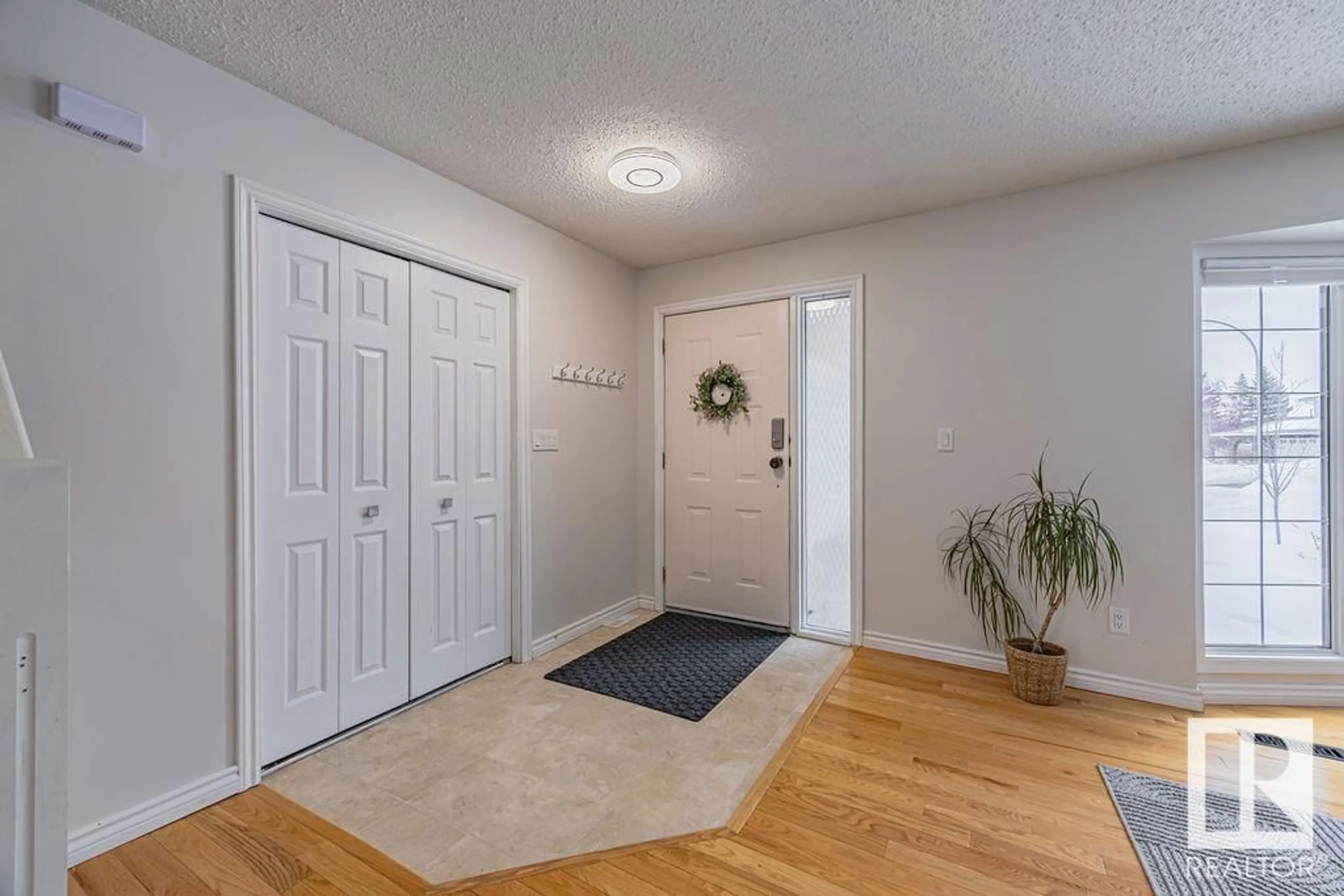 Indoor entryway for 45 GREENOCH CR NW, Edmonton Alberta T6L1W6