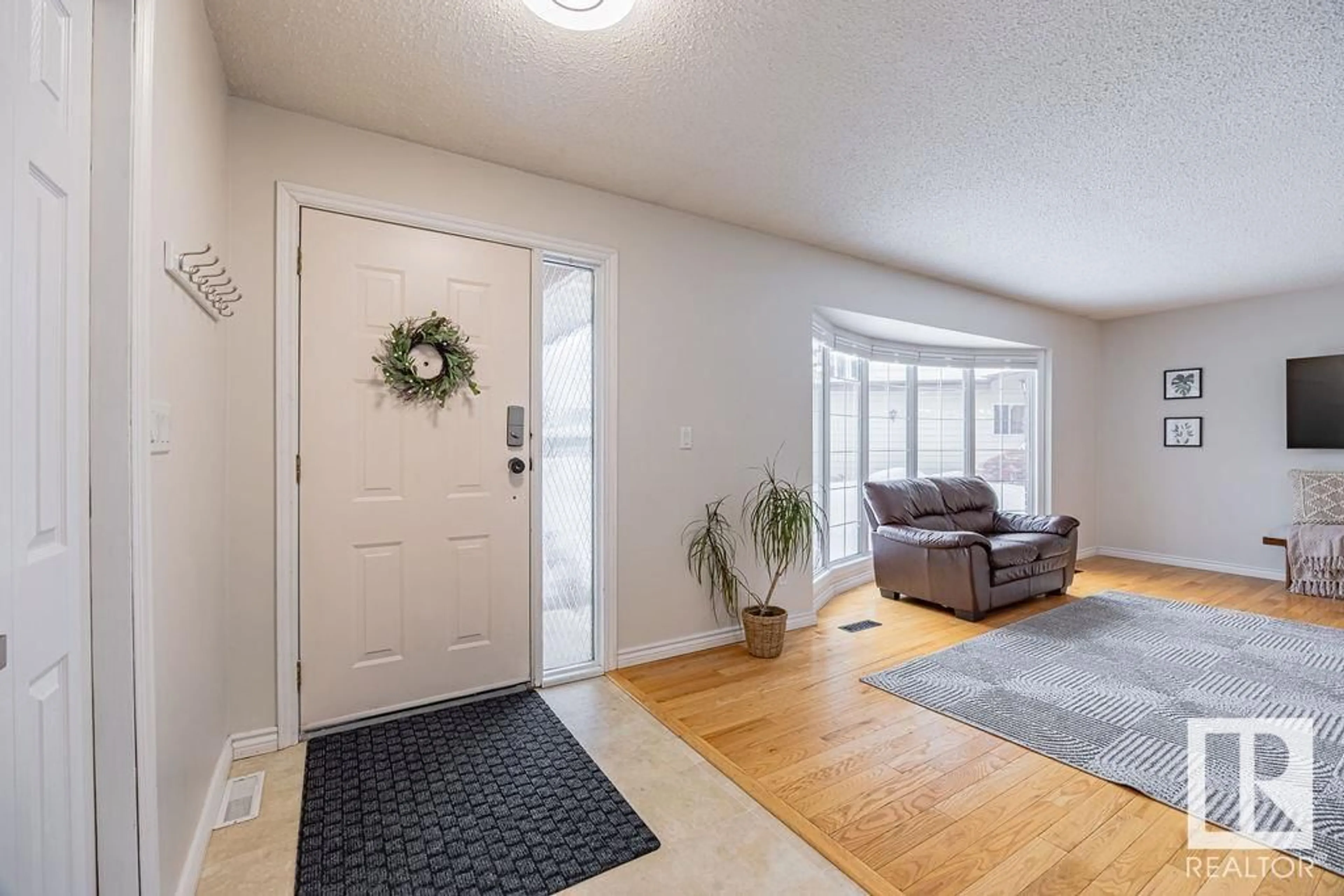 Indoor entryway for 45 GREENOCH CR NW, Edmonton Alberta T6L1W6