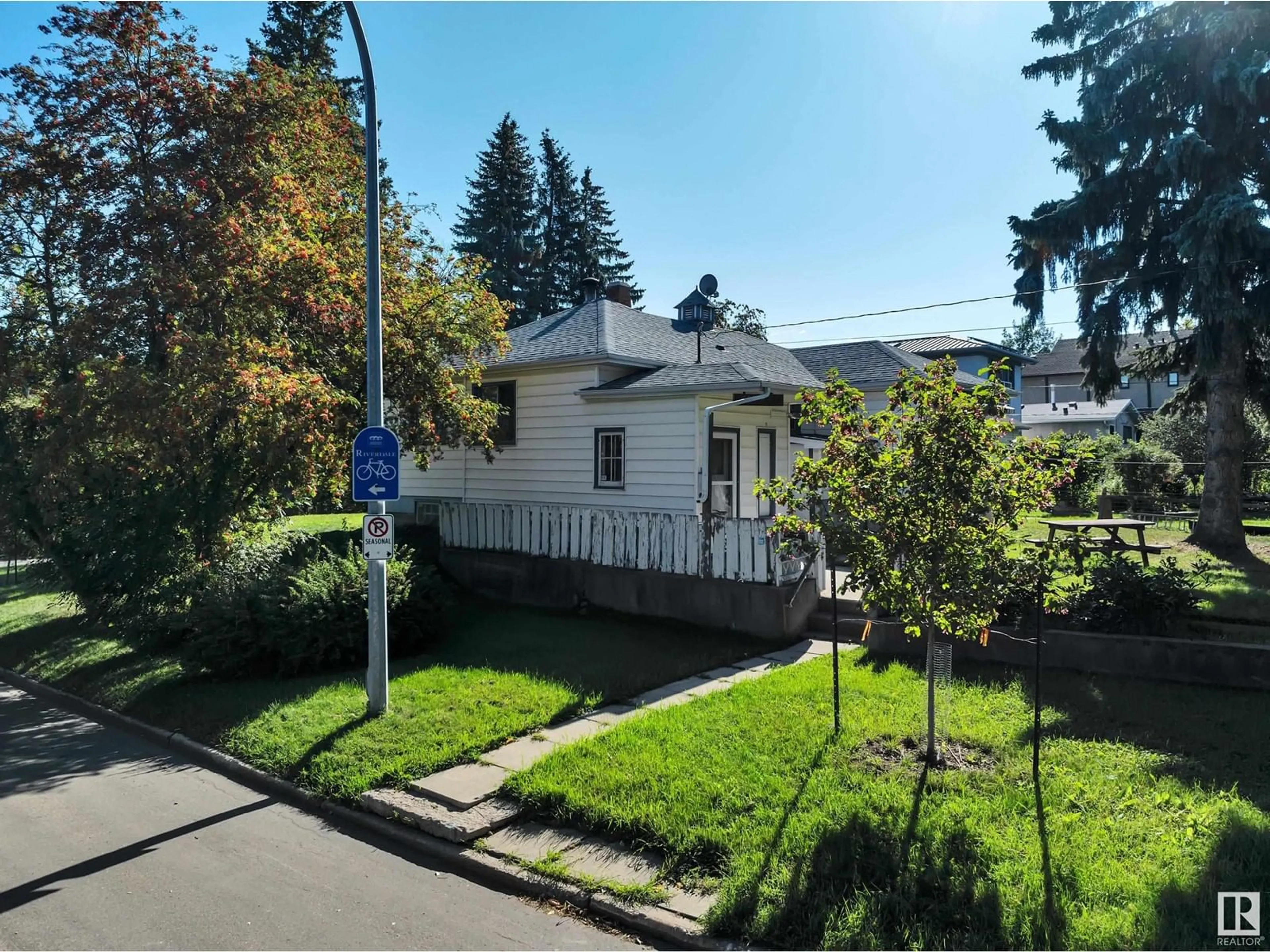 A pic from outside/outdoor area/front of a property/back of a property/a pic from drone, street for 10148 87 ST NW, Edmonton Alberta T5H1N4