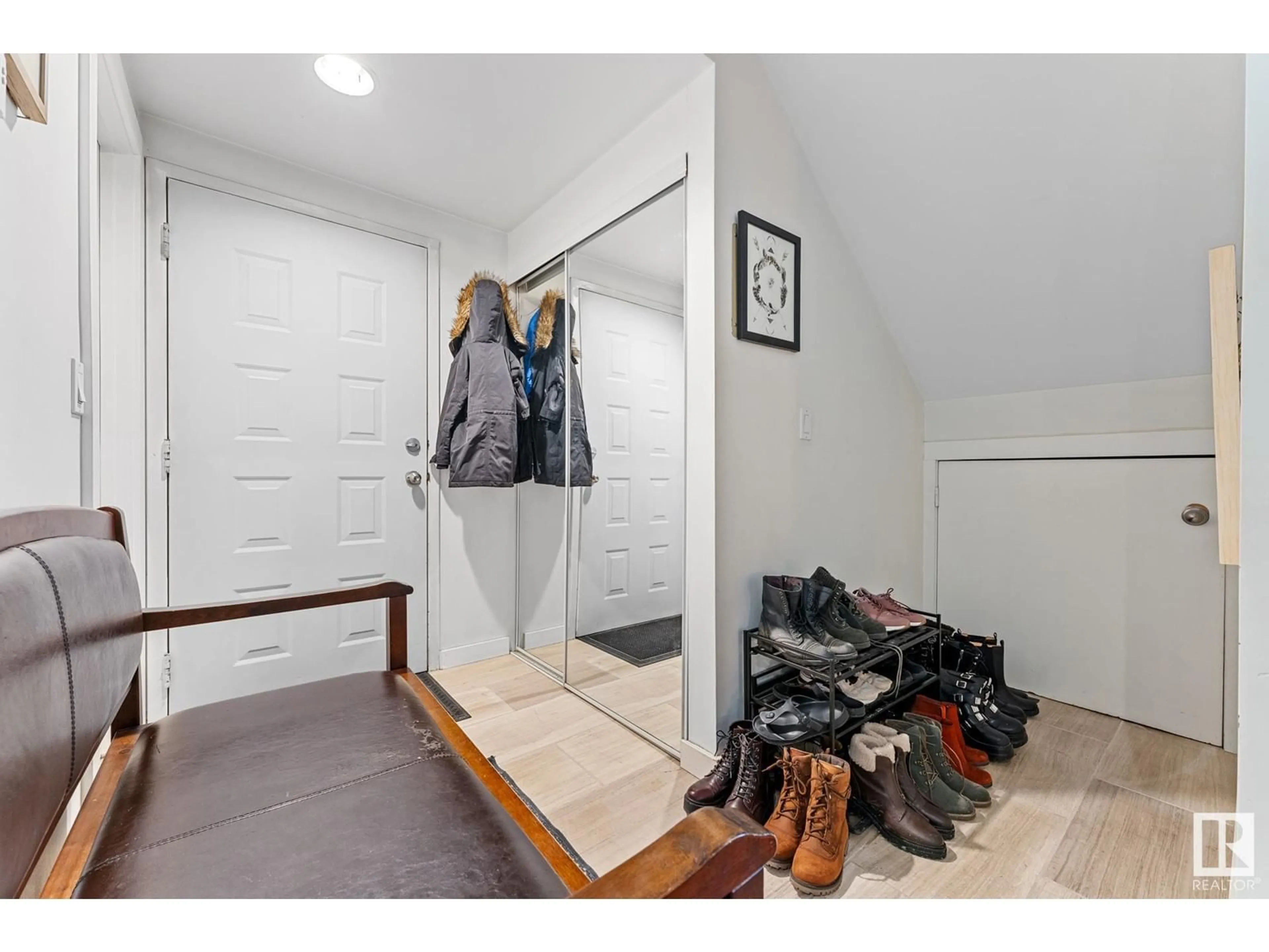 Indoor entryway for #3 10032 113 ST NW, Edmonton Alberta T5K1N8