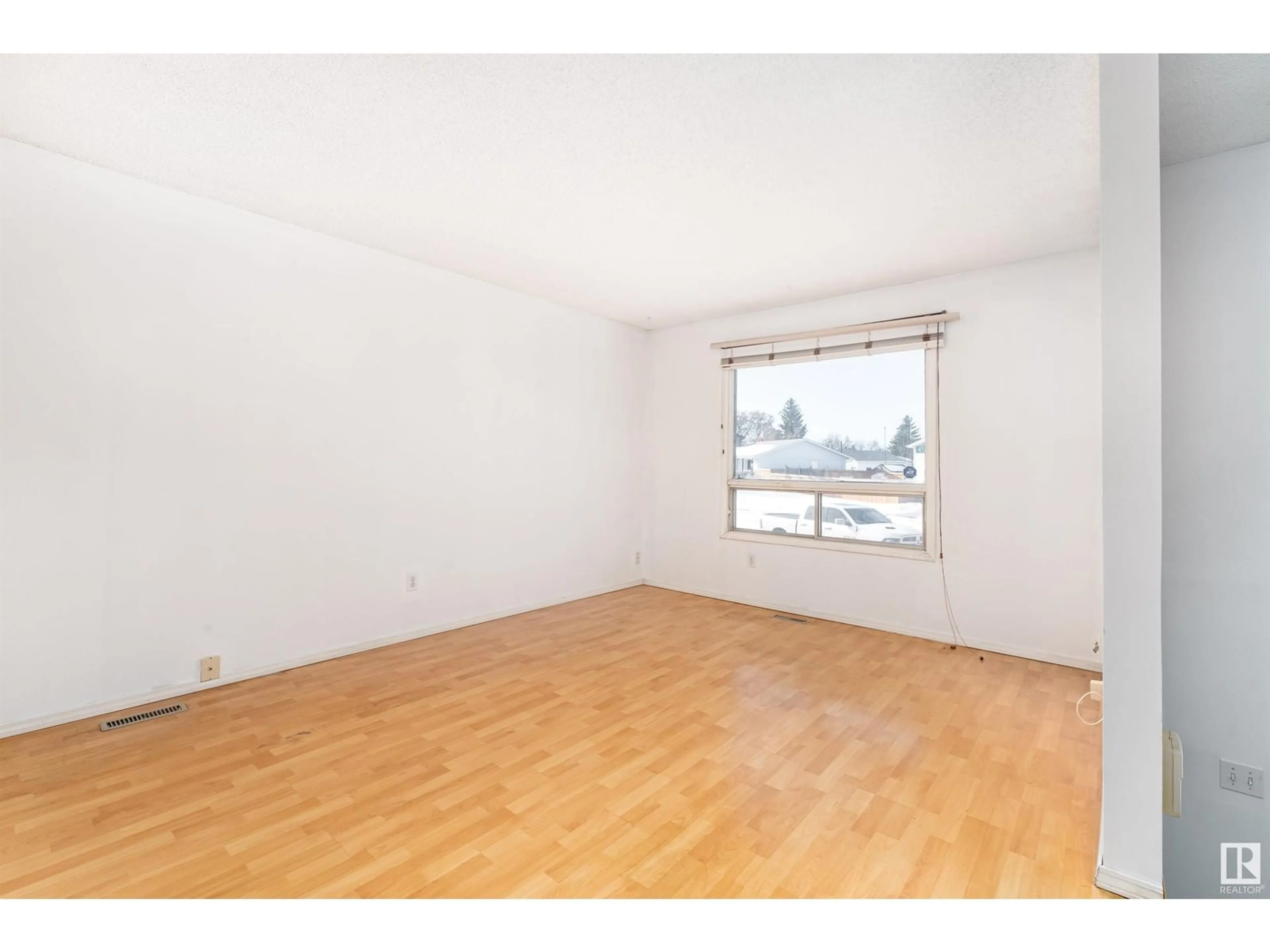 A pic of a room for 3747 45 ST NW, Edmonton Alberta T6L3S6