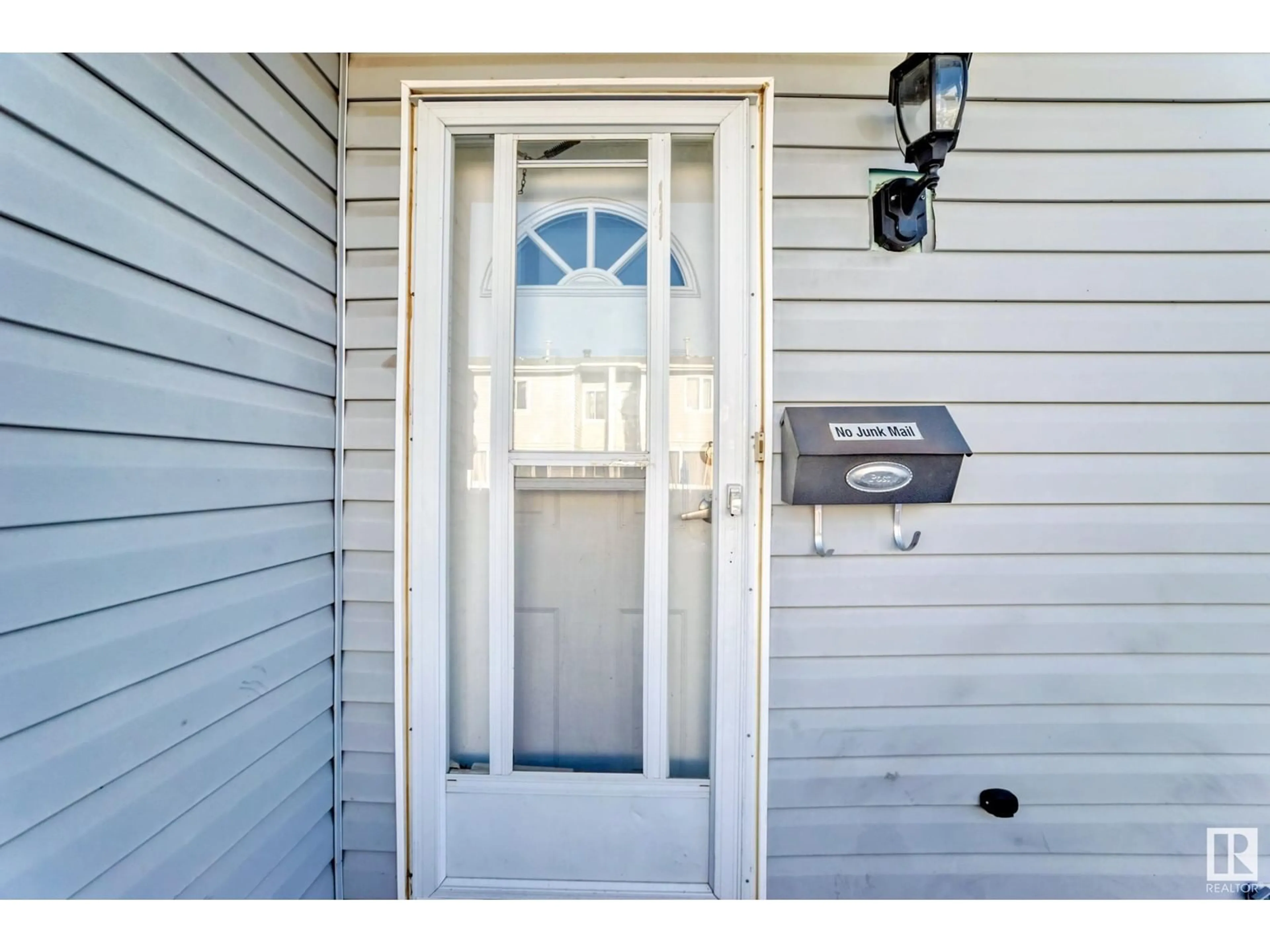 Indoor entryway for 35 AMBERLY CO NW, Edmonton Alberta T5A2H9