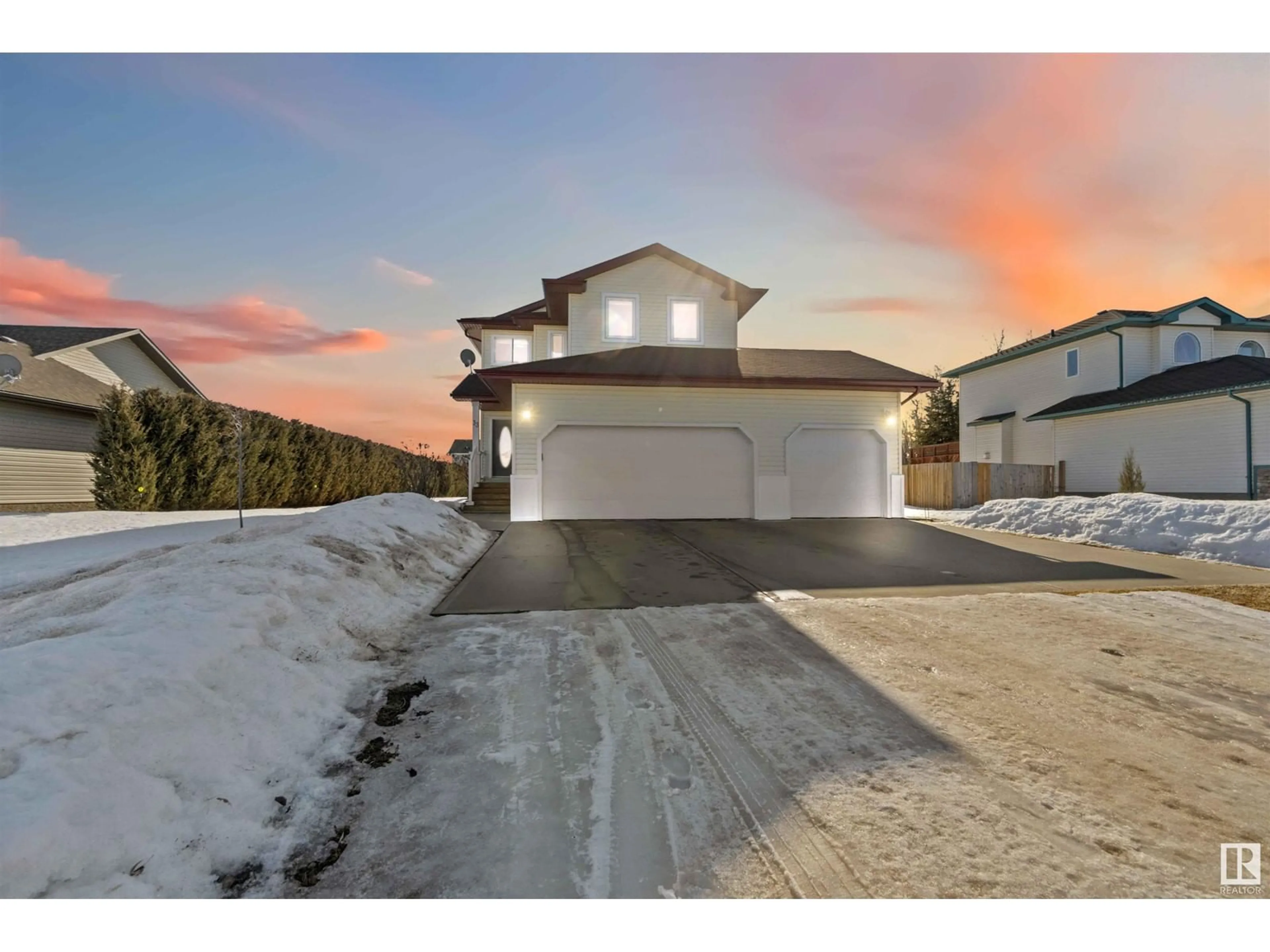 A pic from outside/outdoor area/front of a property/back of a property/a pic from drone, street for 33 LANDING TRAILS DR, Gibbons Alberta T0A1N0