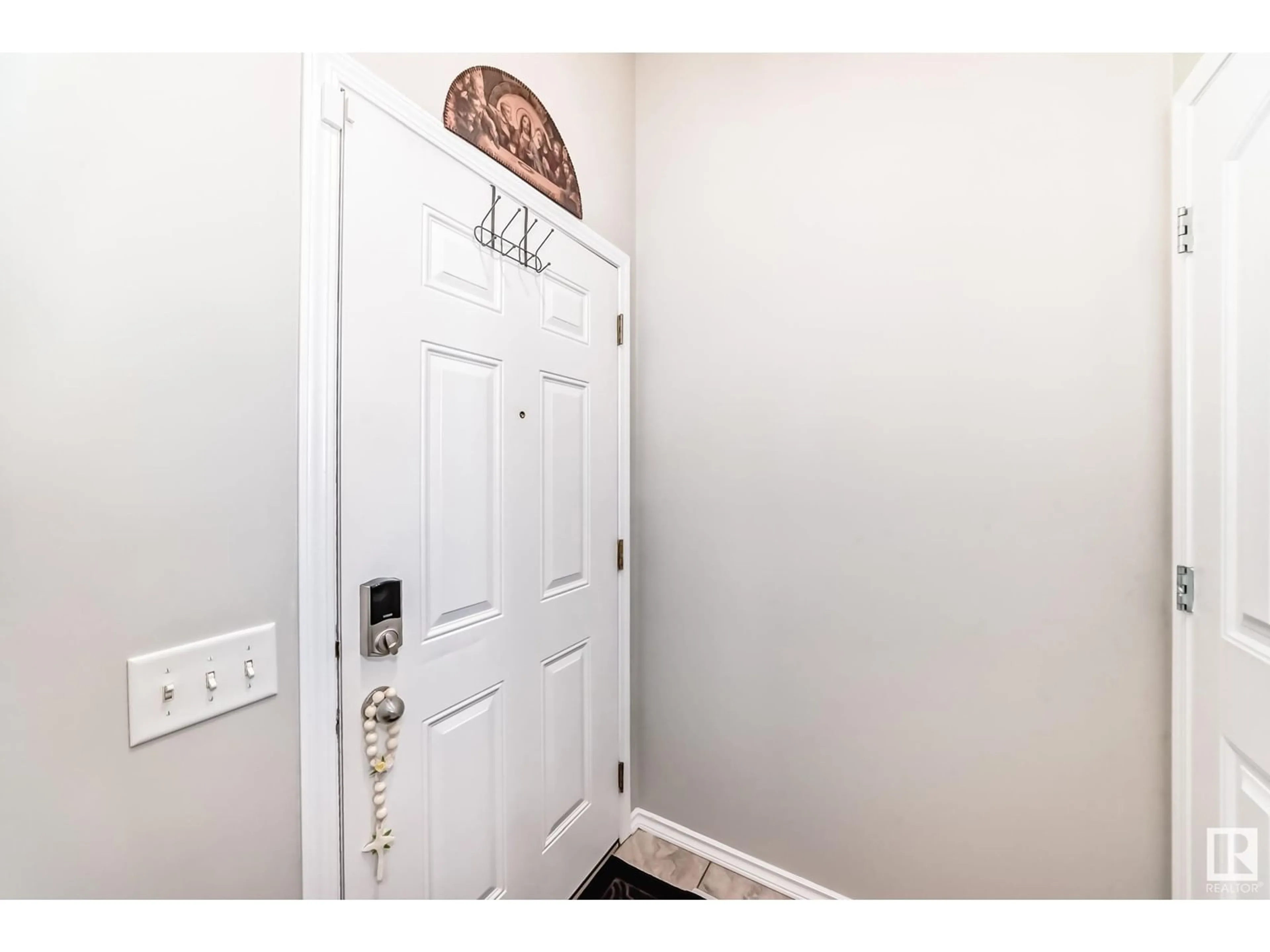 Indoor entryway for #18 8304 11 AV SW, Edmonton Alberta T6X1J8