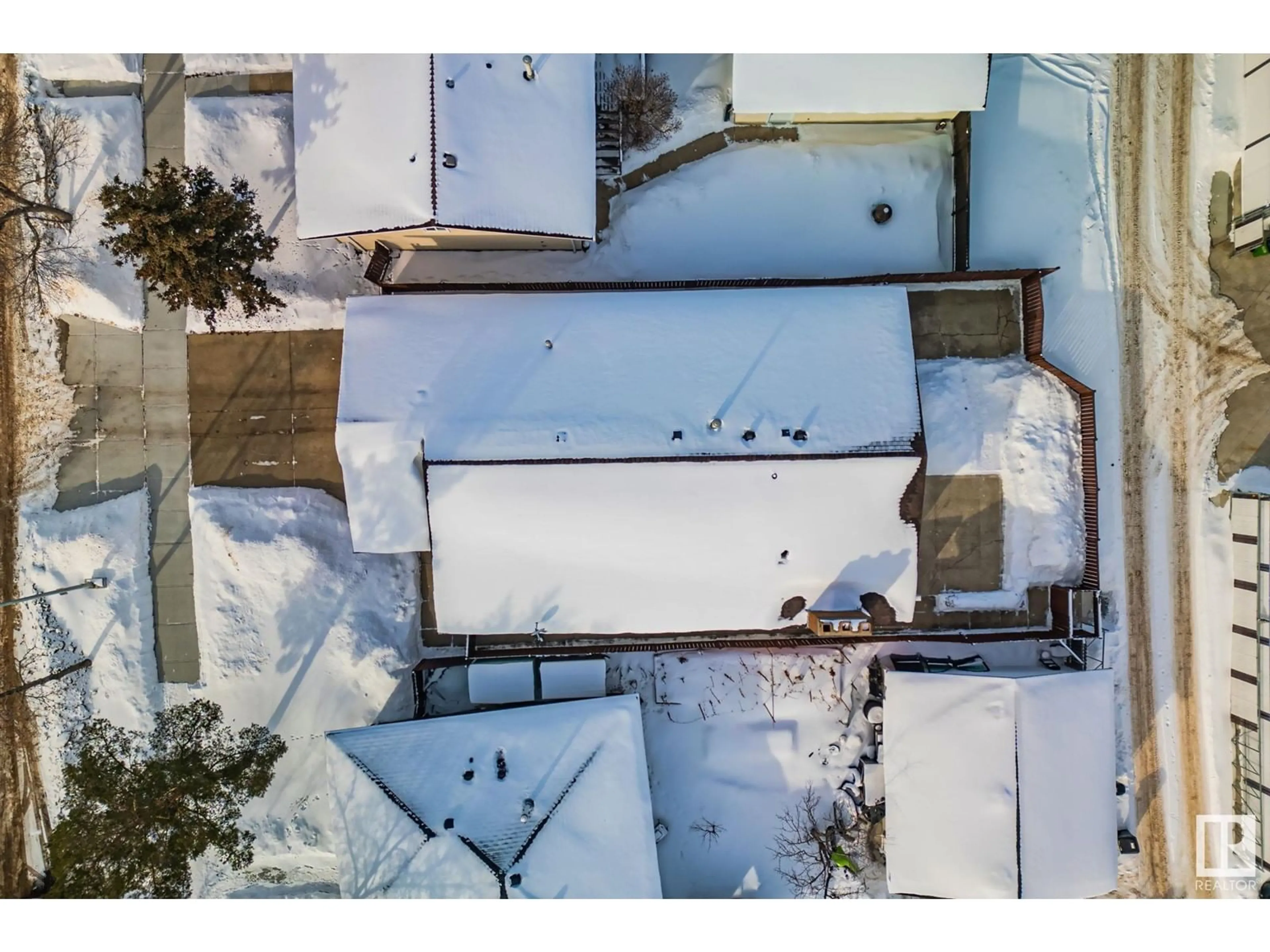 A pic from outside/outdoor area/front of a property/back of a property/a pic from drone, street for 15715 100 ST NW, Edmonton Alberta T5X4E2