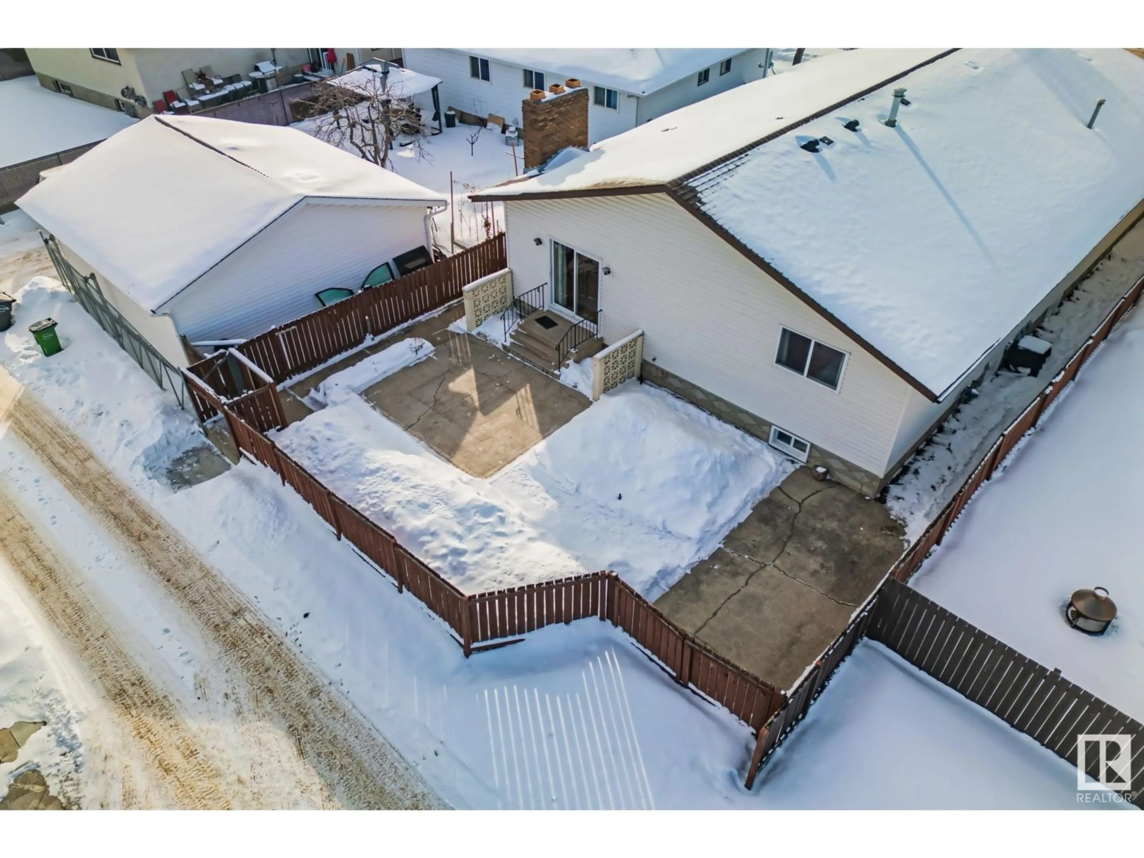 A pic from outside/outdoor area/front of a property/back of a property/a pic from drone, unknown for 15715 100 ST NW, Edmonton Alberta T5X4E2