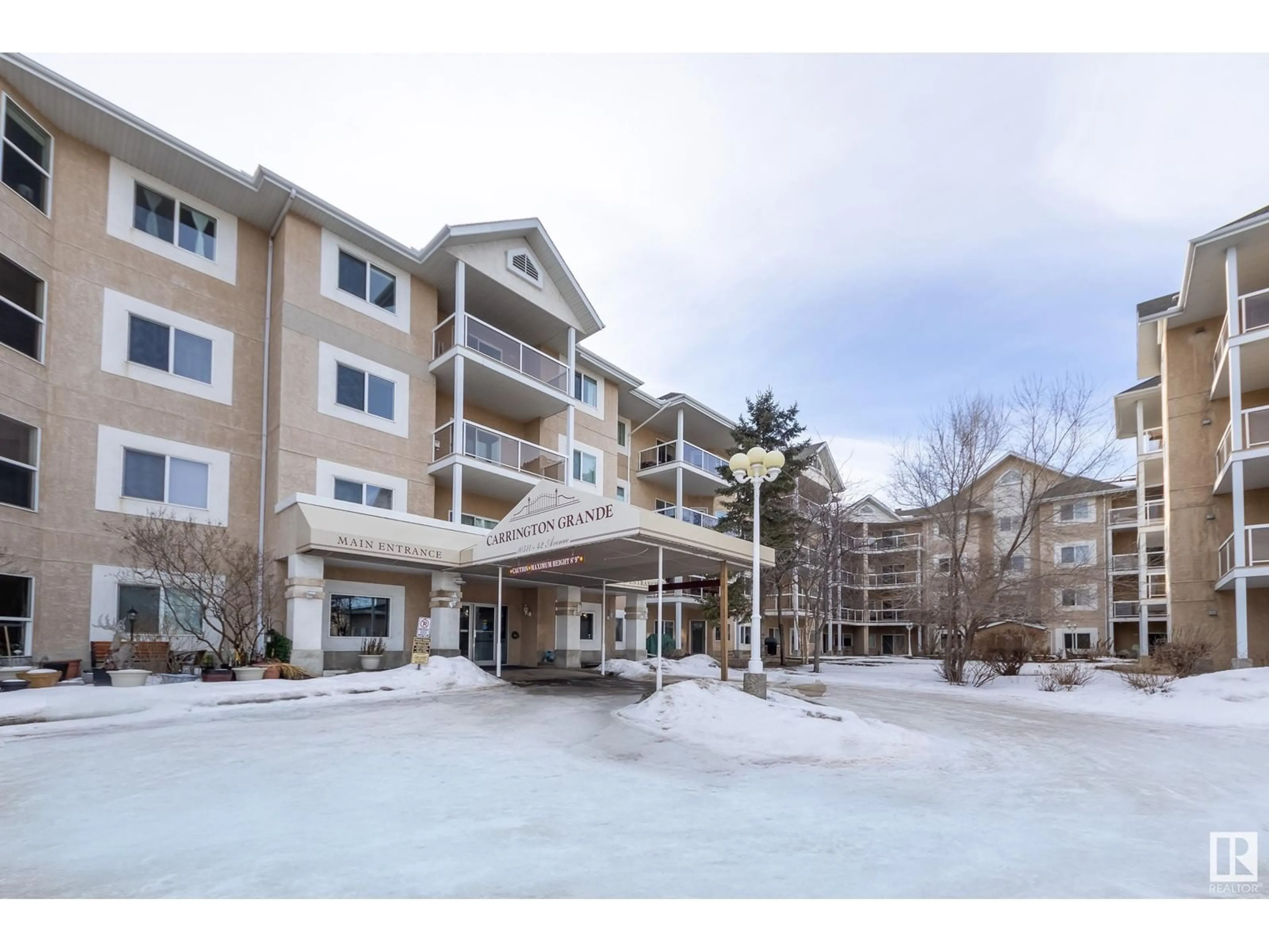 Indoor foyer for #122 10511 42 AV NW, Edmonton Alberta T6J7G8