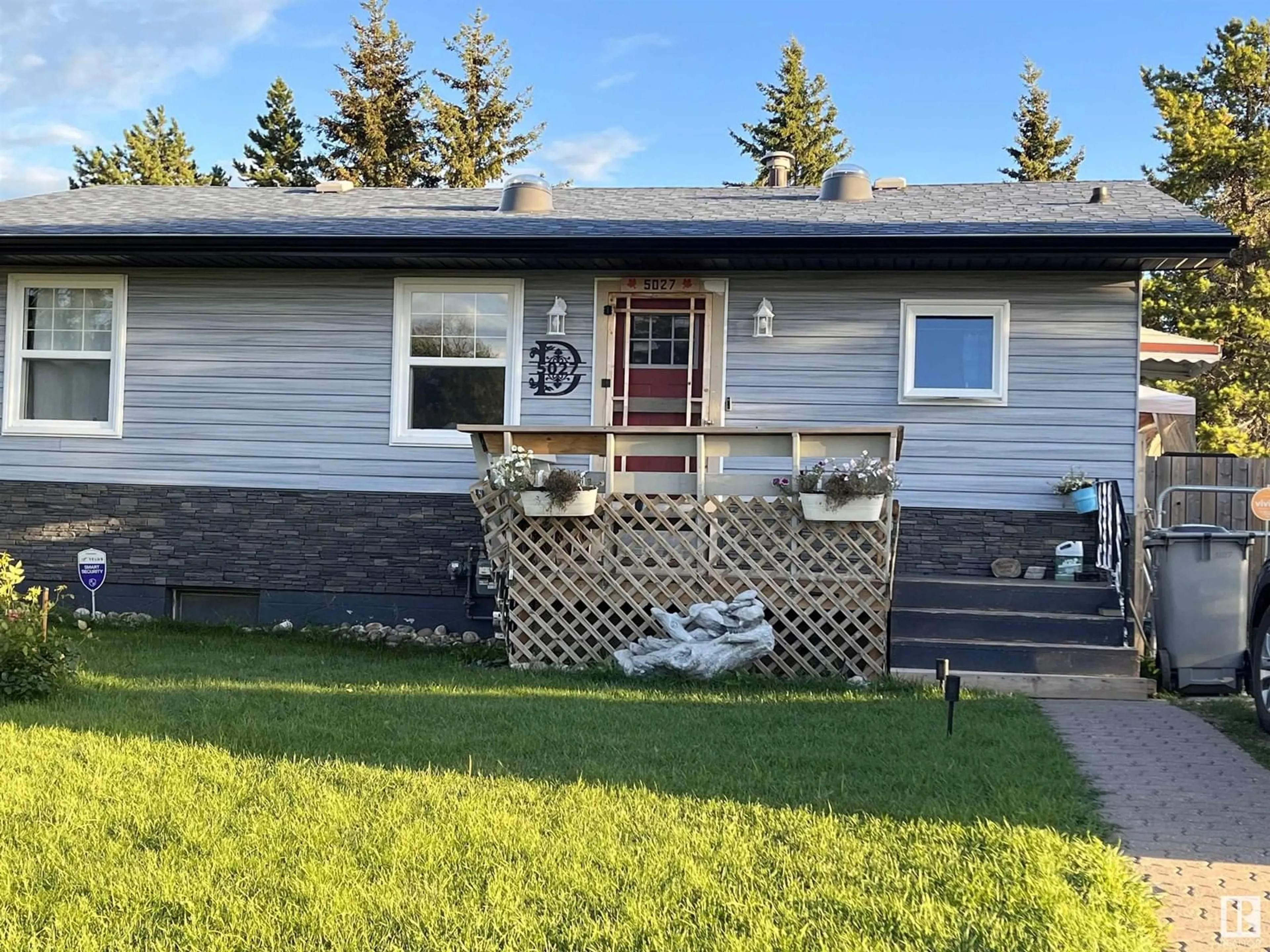 Home with vinyl exterior material, street for 5027 53 AV, Warburg Alberta T0C2T0