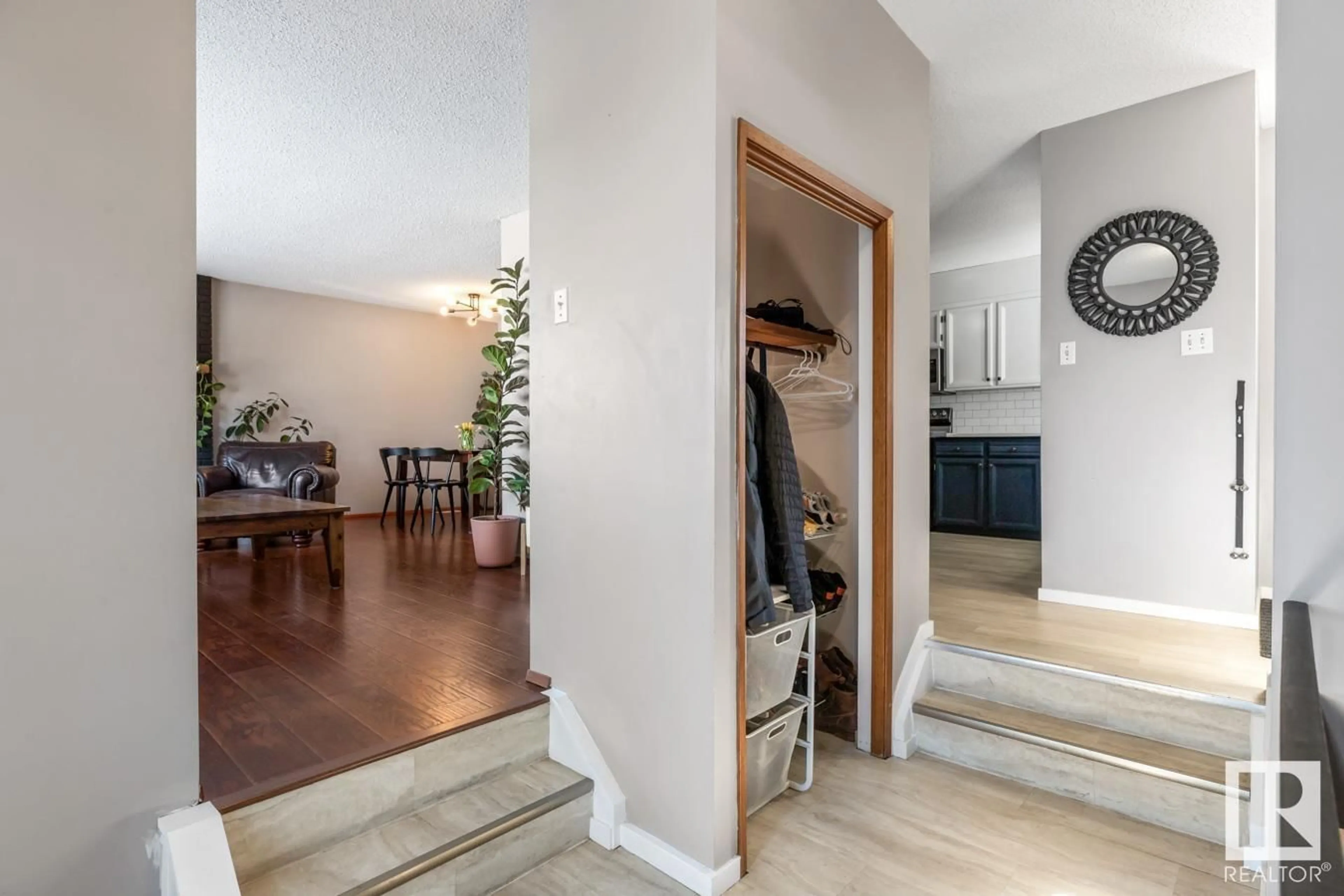 Indoor entryway for 29 PENGUIN CR, Sherwood Park Alberta T8A3H3