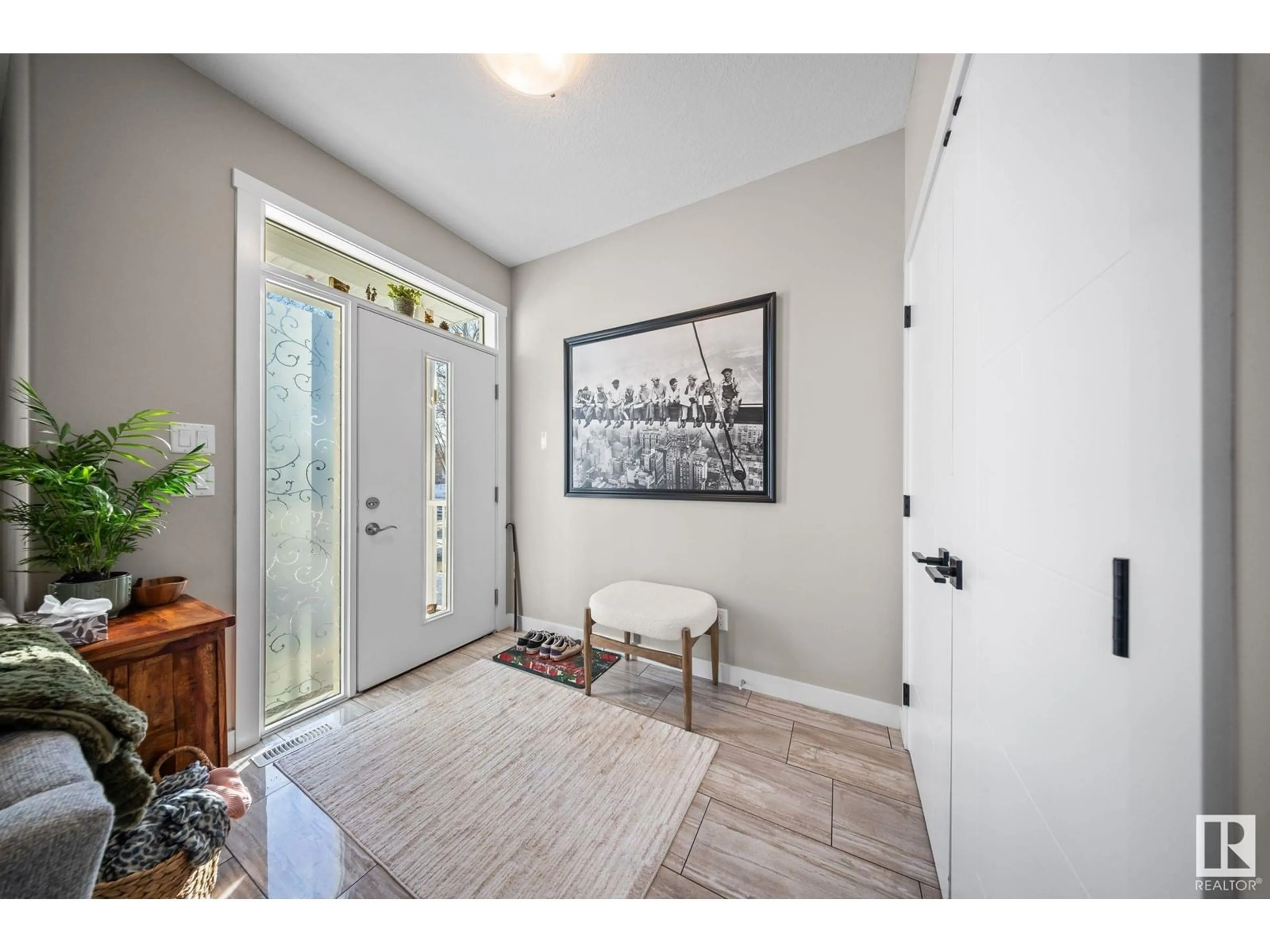 Indoor entryway for 8258 93A AV NW, Edmonton Alberta T6C1V6