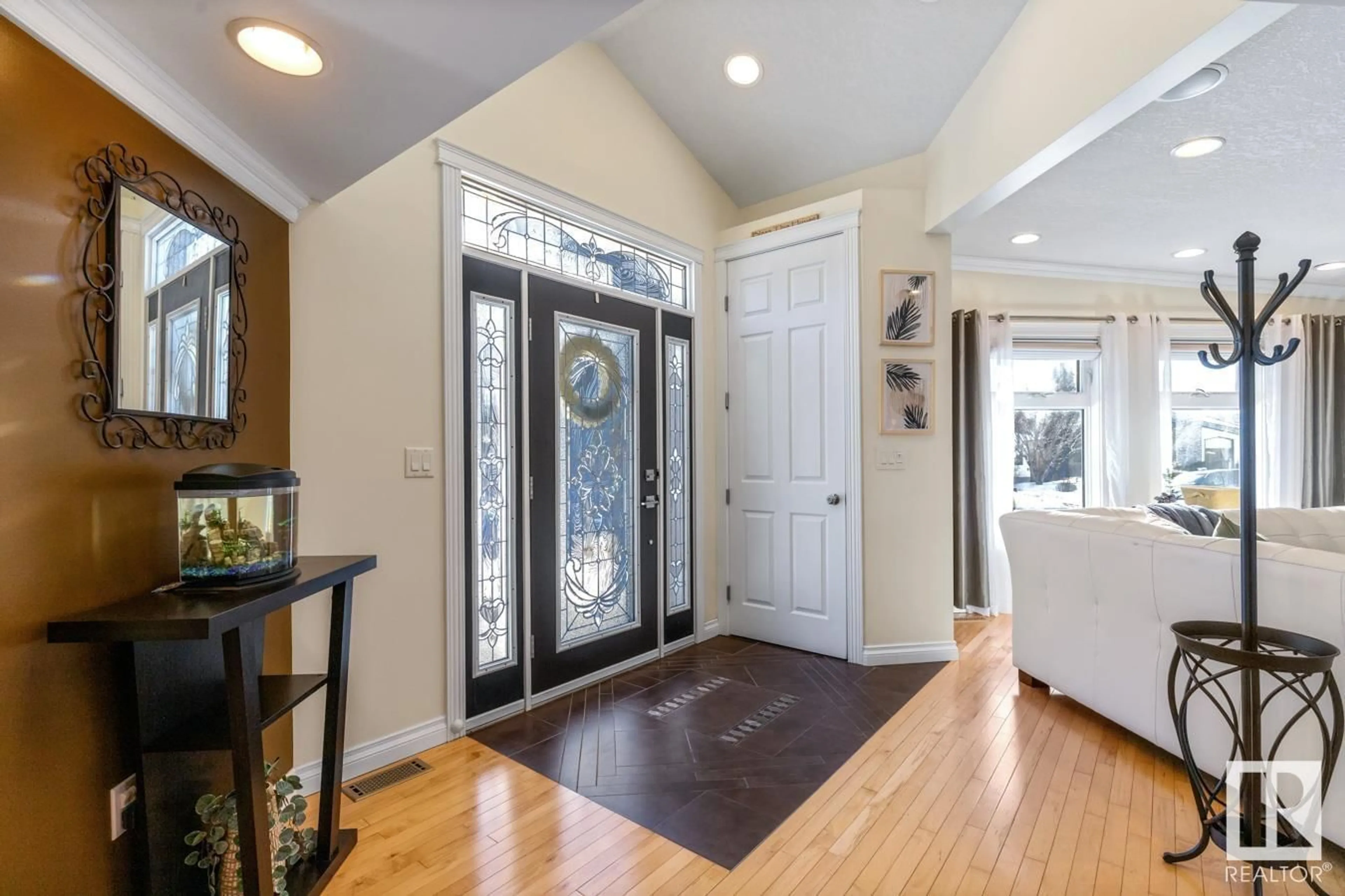 Indoor entryway for 7812 136 AV NW, Edmonton Alberta T5C2K5