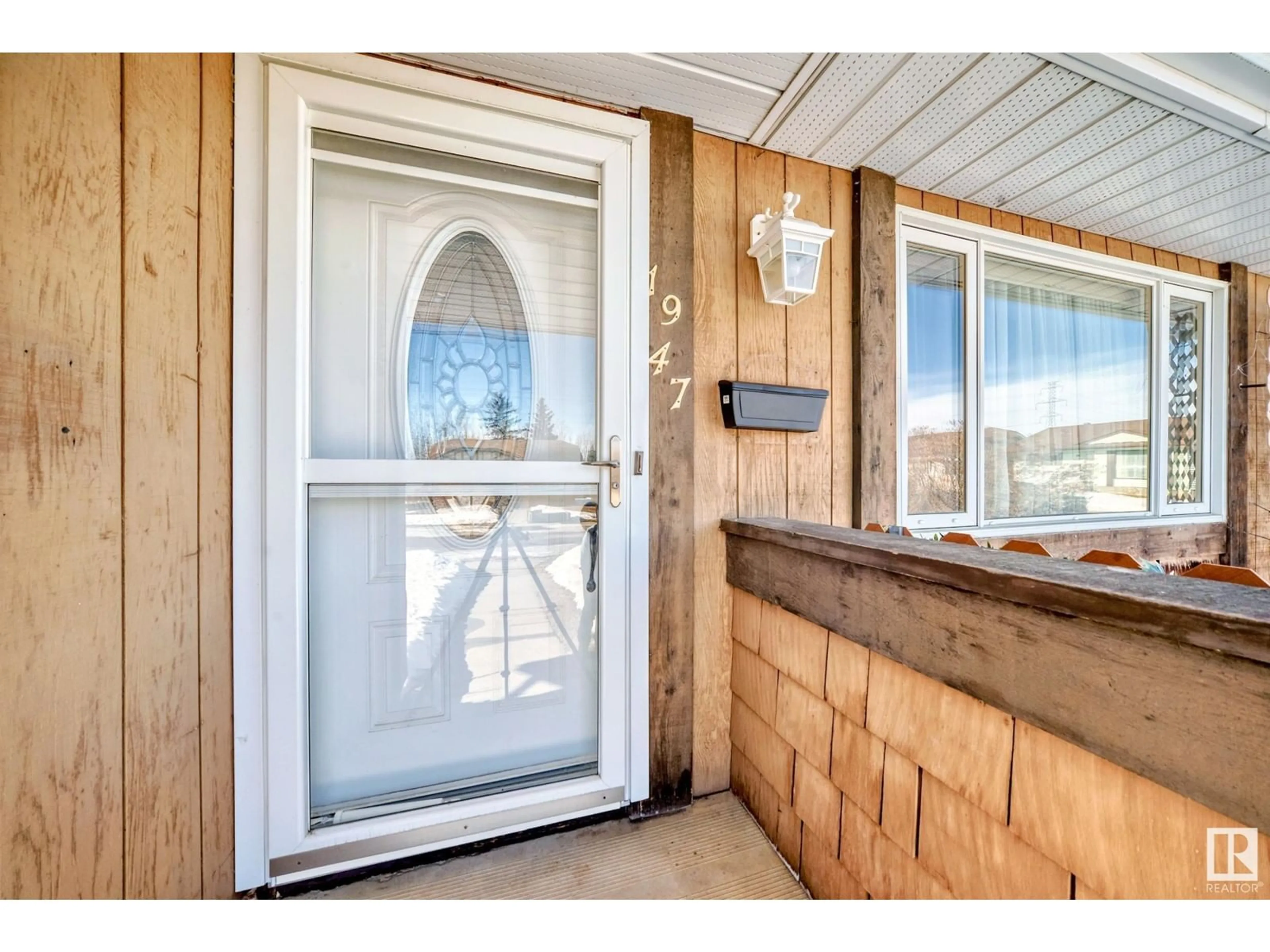 Indoor entryway for 1947 151 AV NW, Edmonton Alberta T5Y1W1