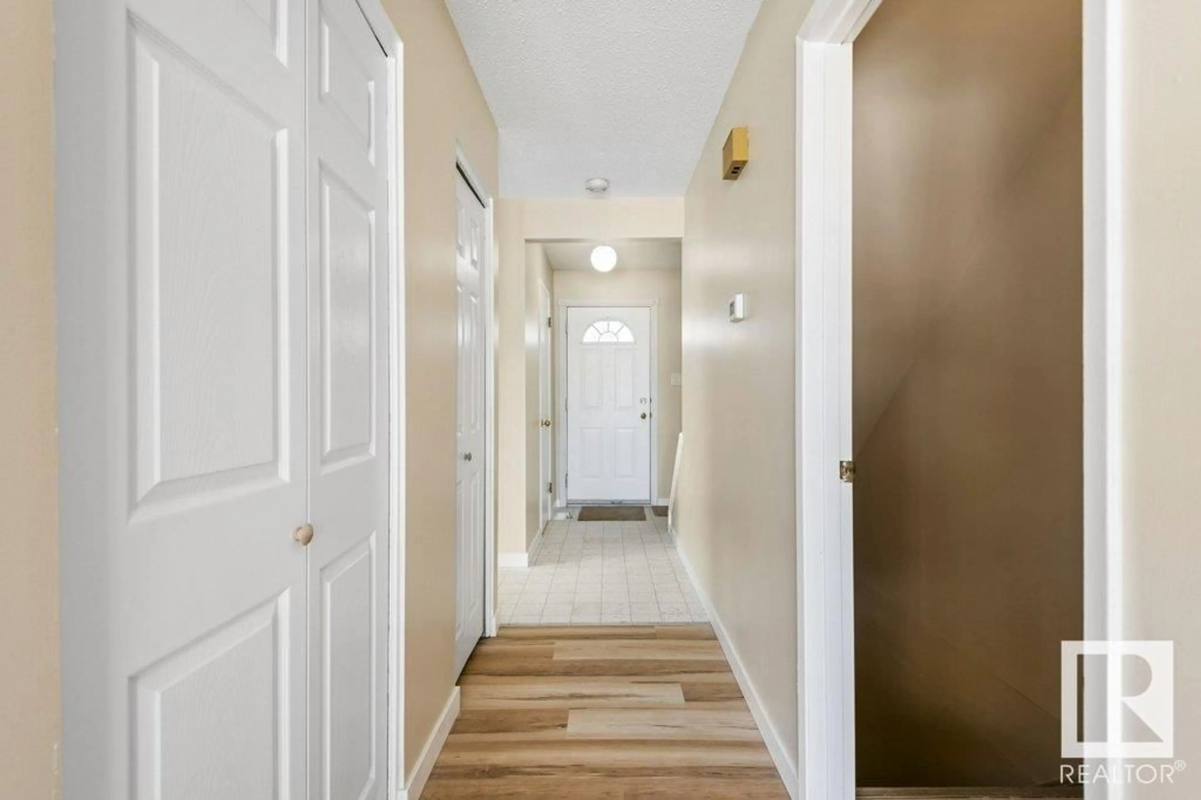 Indoor entryway for 7613 40 AV NW, Edmonton Alberta T6K1V5