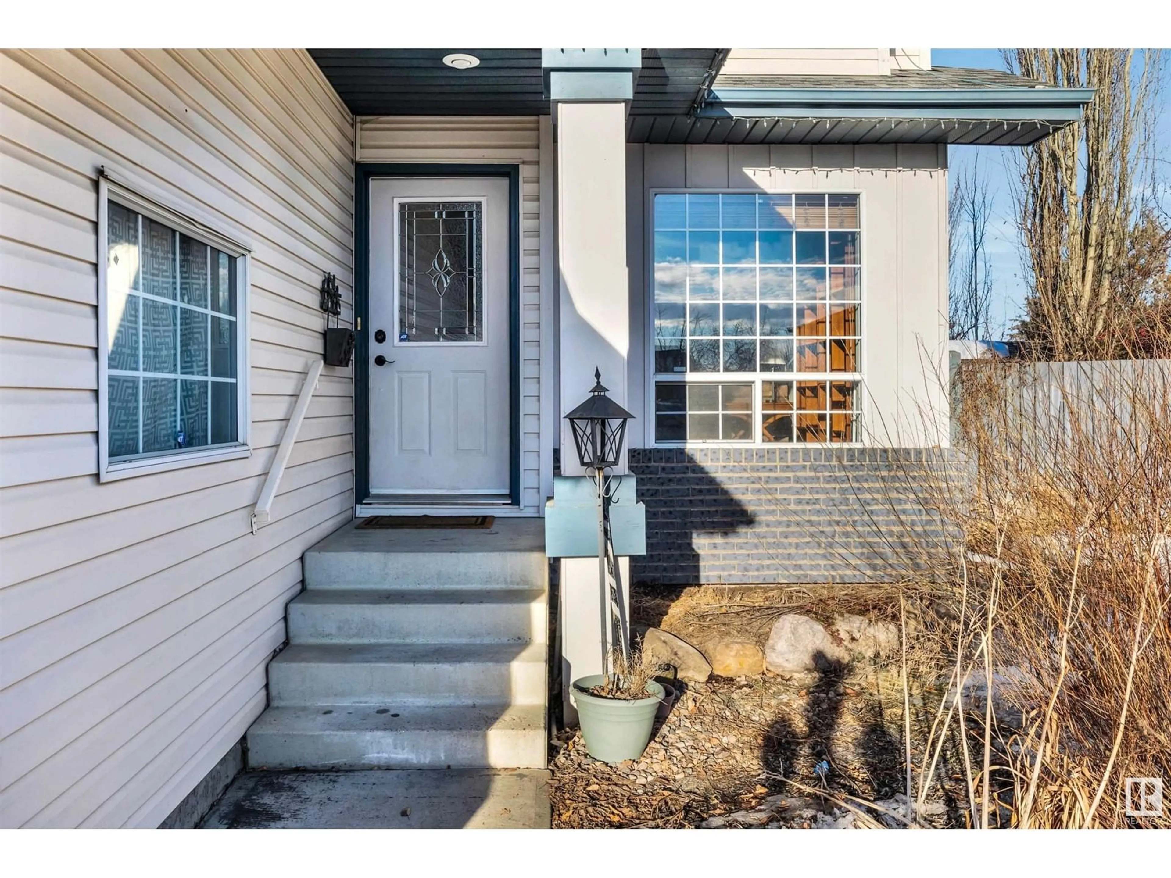 Indoor entryway for 9 DONALD PL, St. Albert Alberta T8N6H3