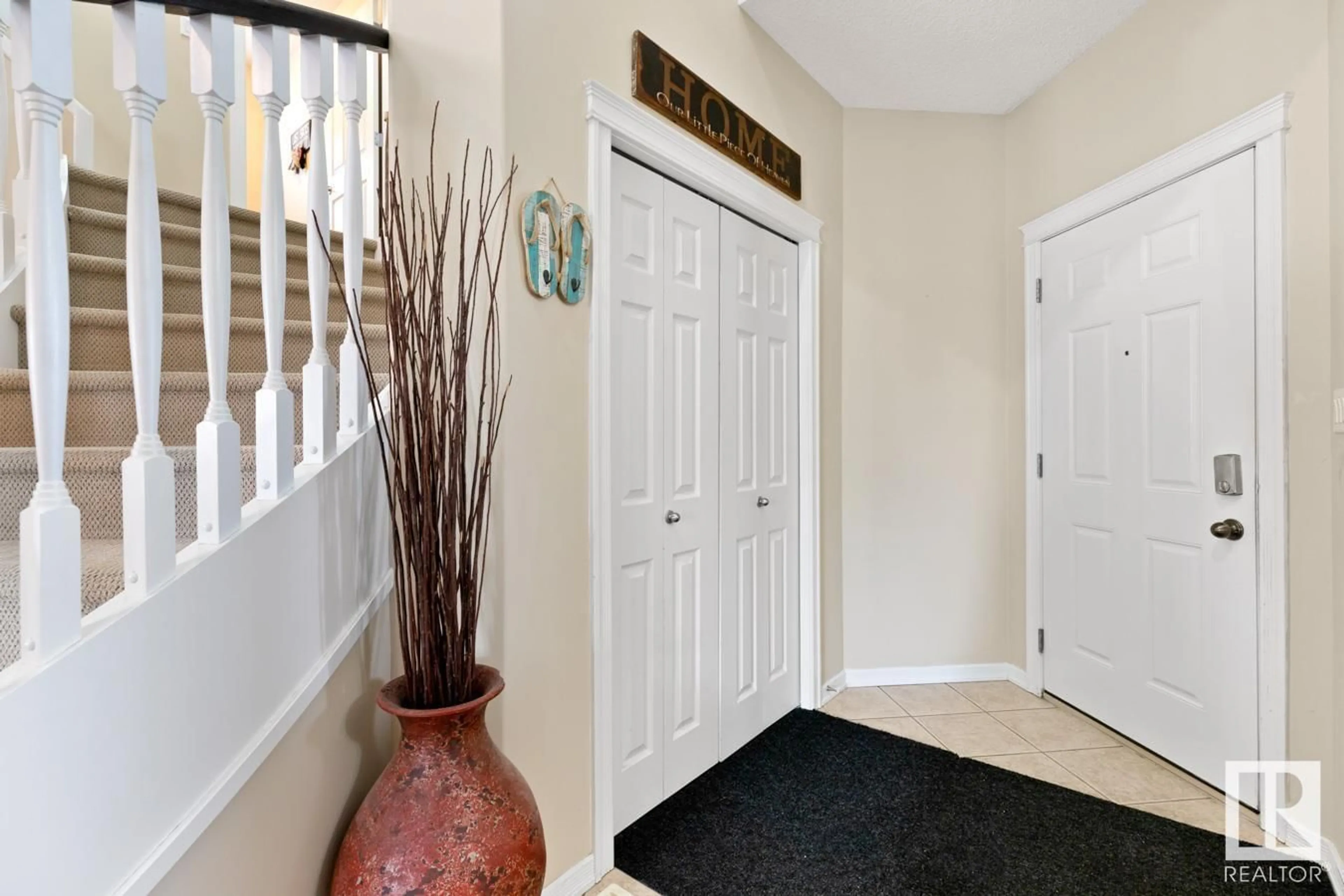 Indoor entryway for 1140 GOODWIN CIRCLE CI NW, Edmonton Alberta T5T6W6