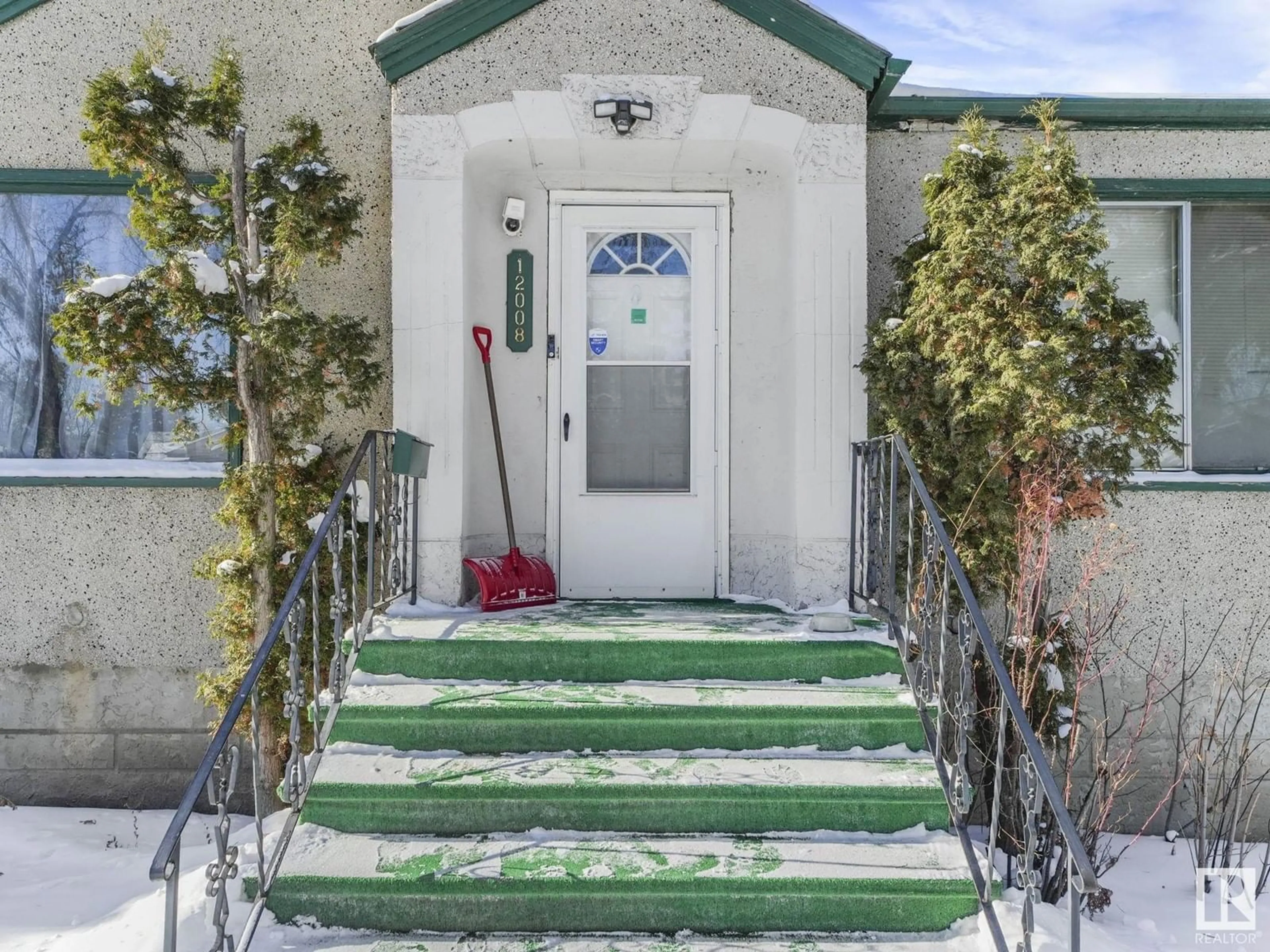 Indoor entryway for 12008 57 ST NW, Edmonton Alberta T5W3V9