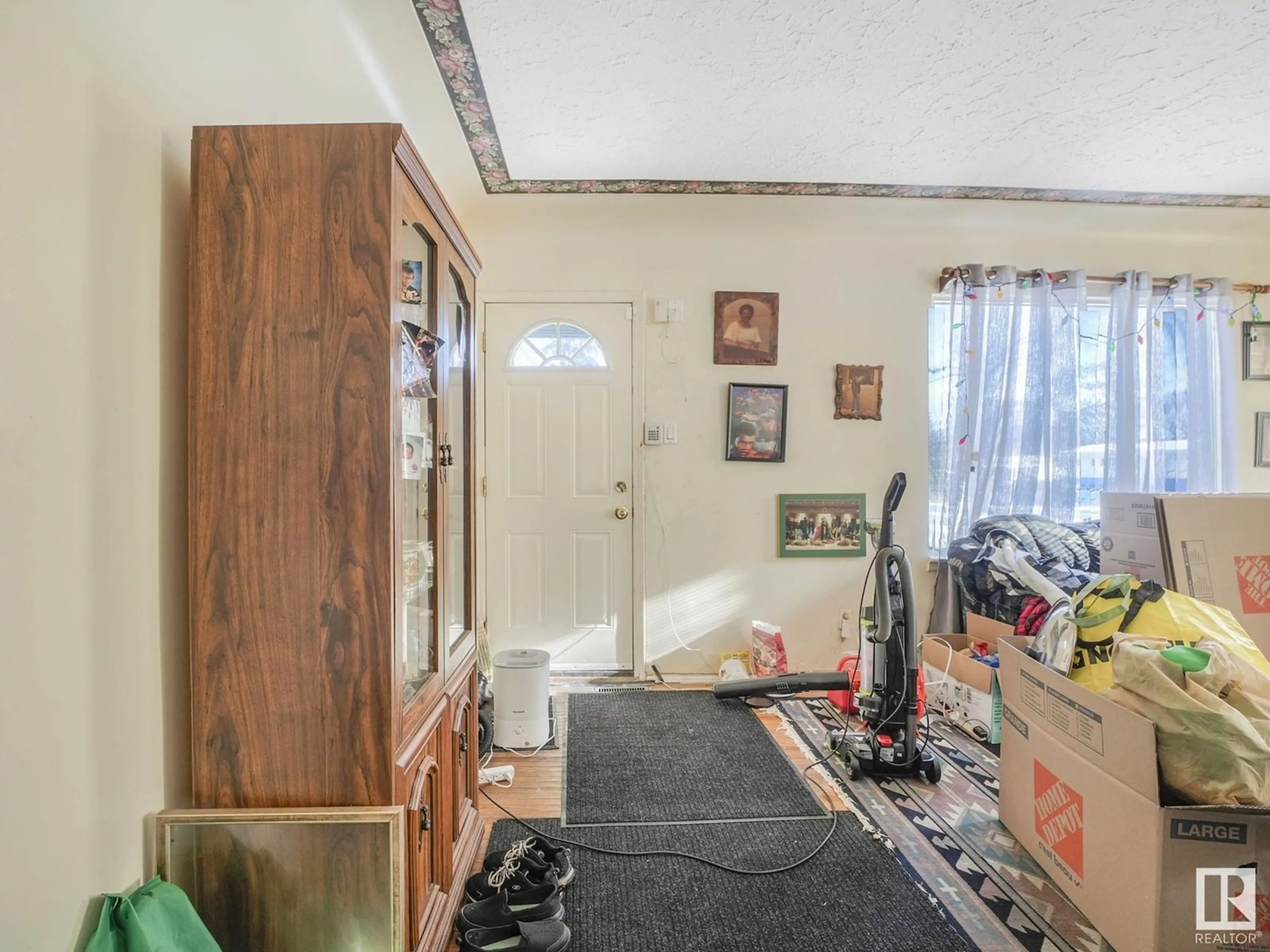 Indoor entryway for 12008 57 ST NW, Edmonton Alberta T5W3V9