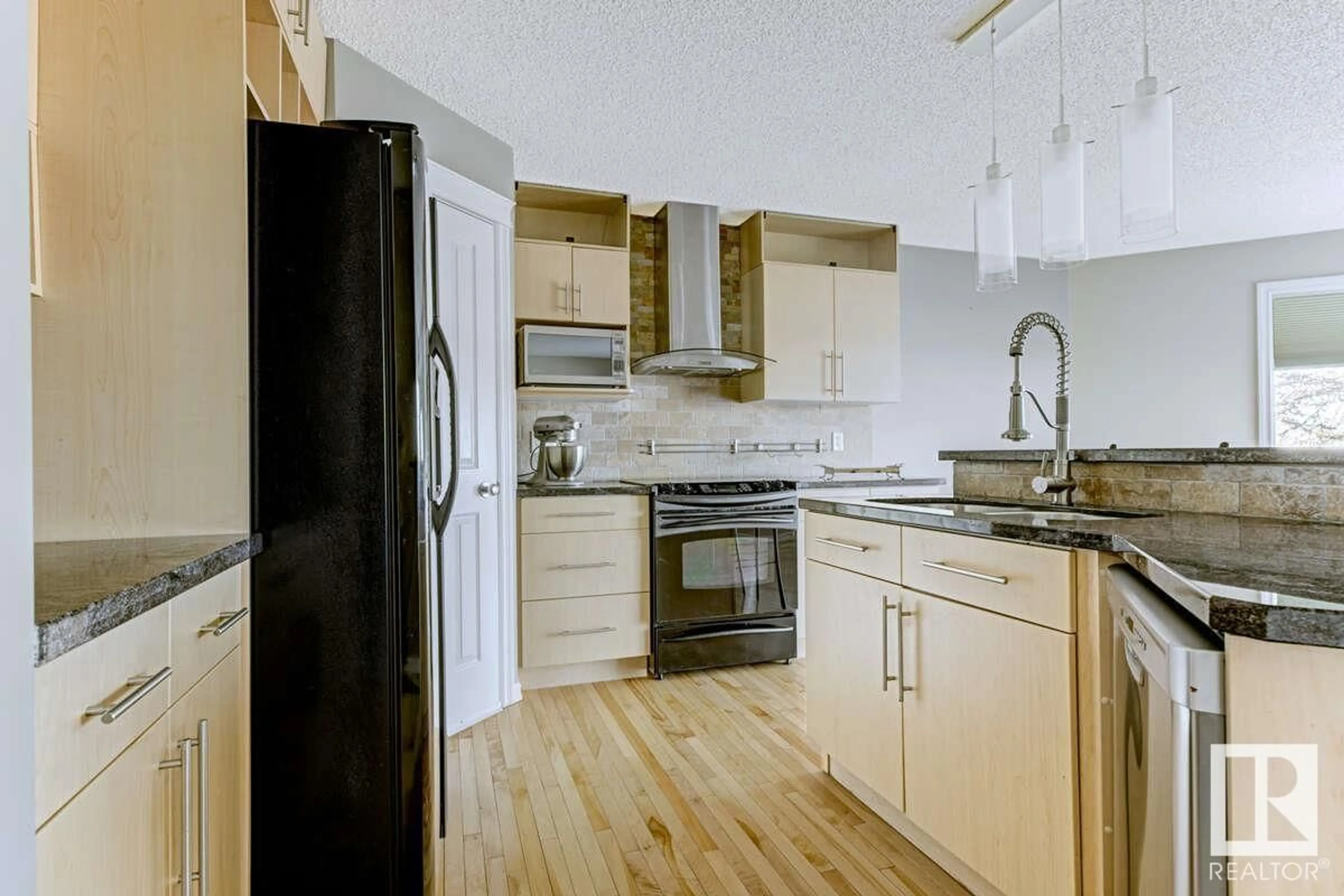 Standard kitchen, wood/laminate floor for 8624 175 AV NW, Edmonton Alberta T5Z3Z4