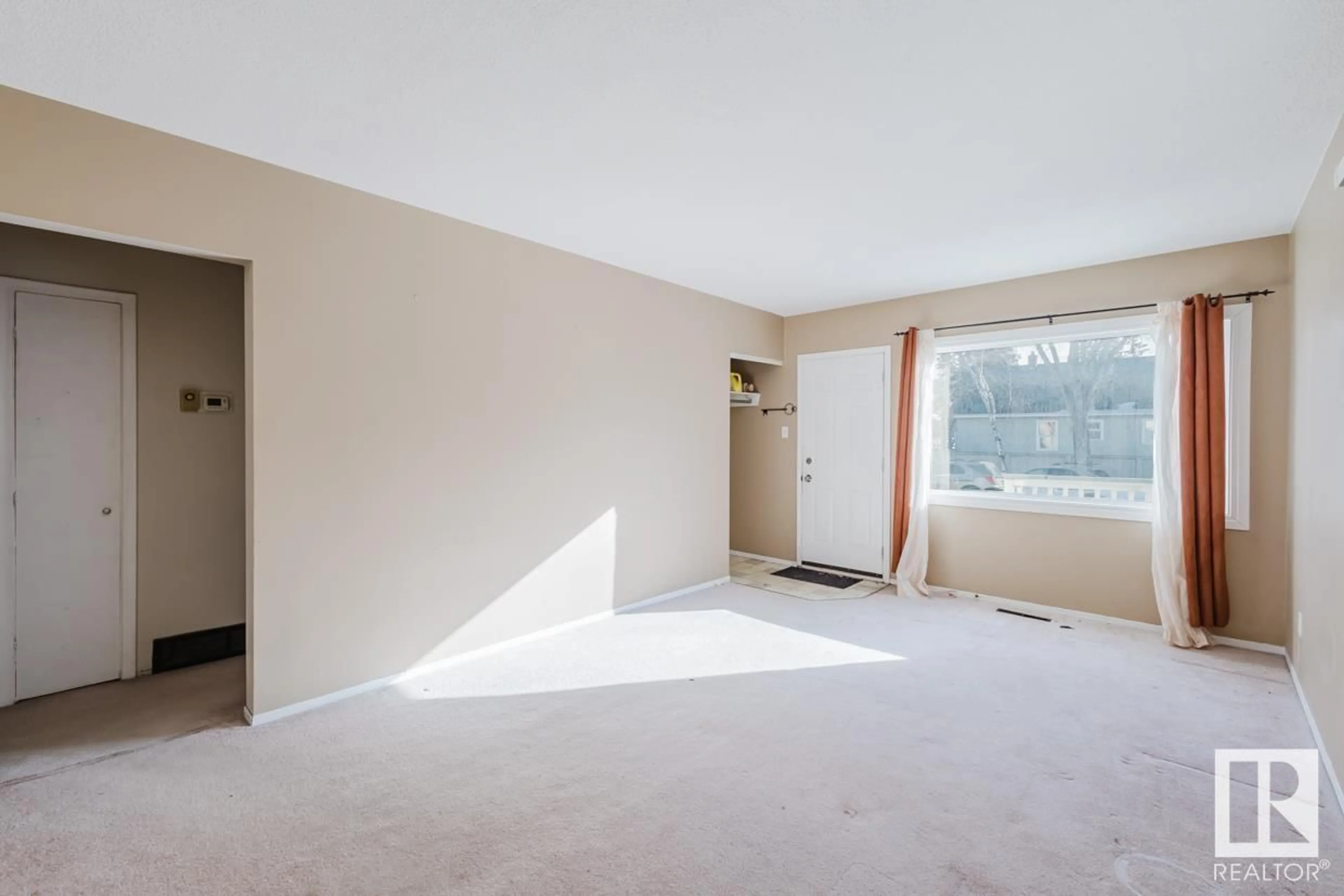 A pic of a room for 10456 76 AV NW, Edmonton Alberta T6E1L1