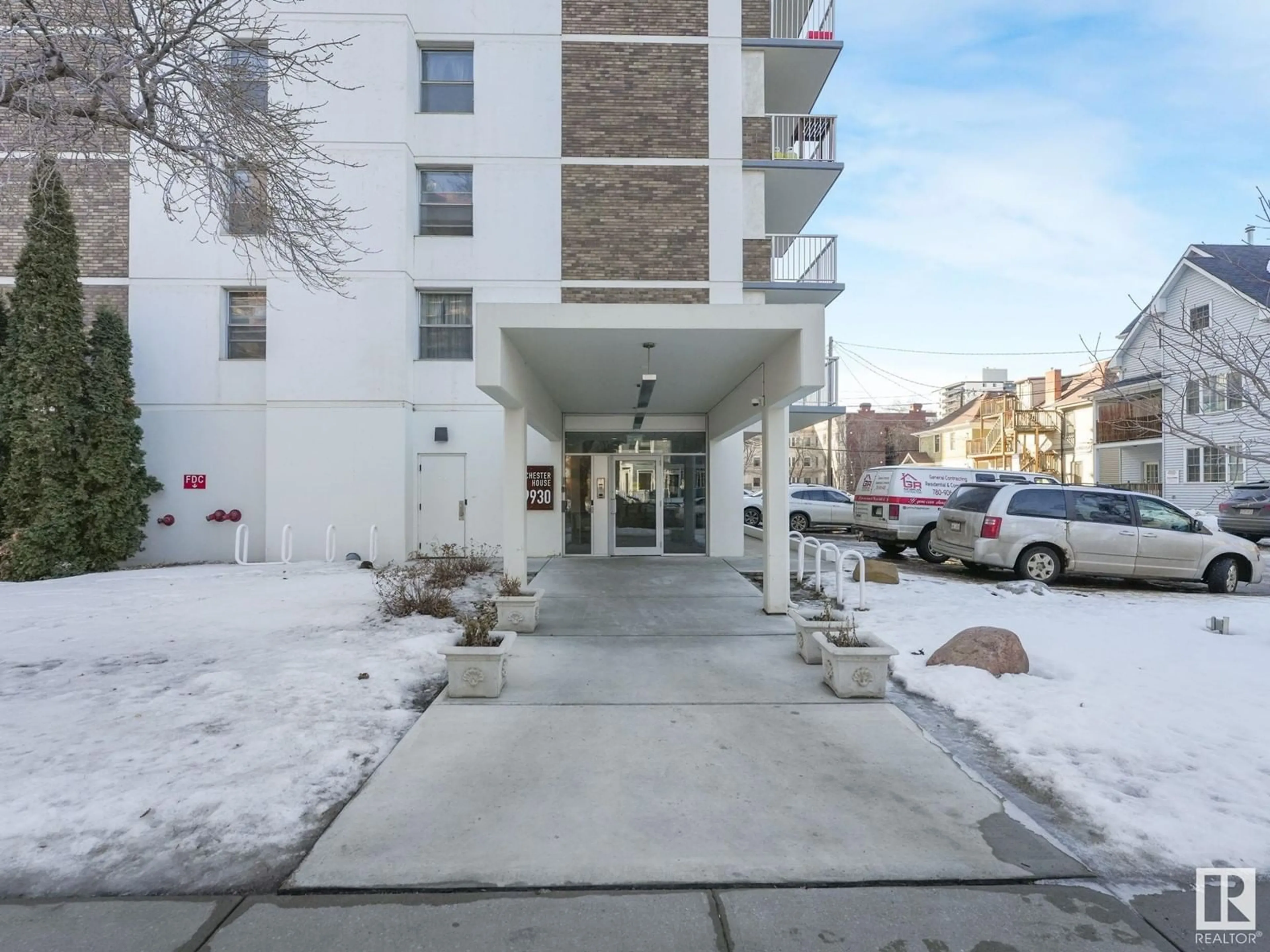 Indoor foyer for #802 9930 113 ST NW, Edmonton Alberta T5K1N6