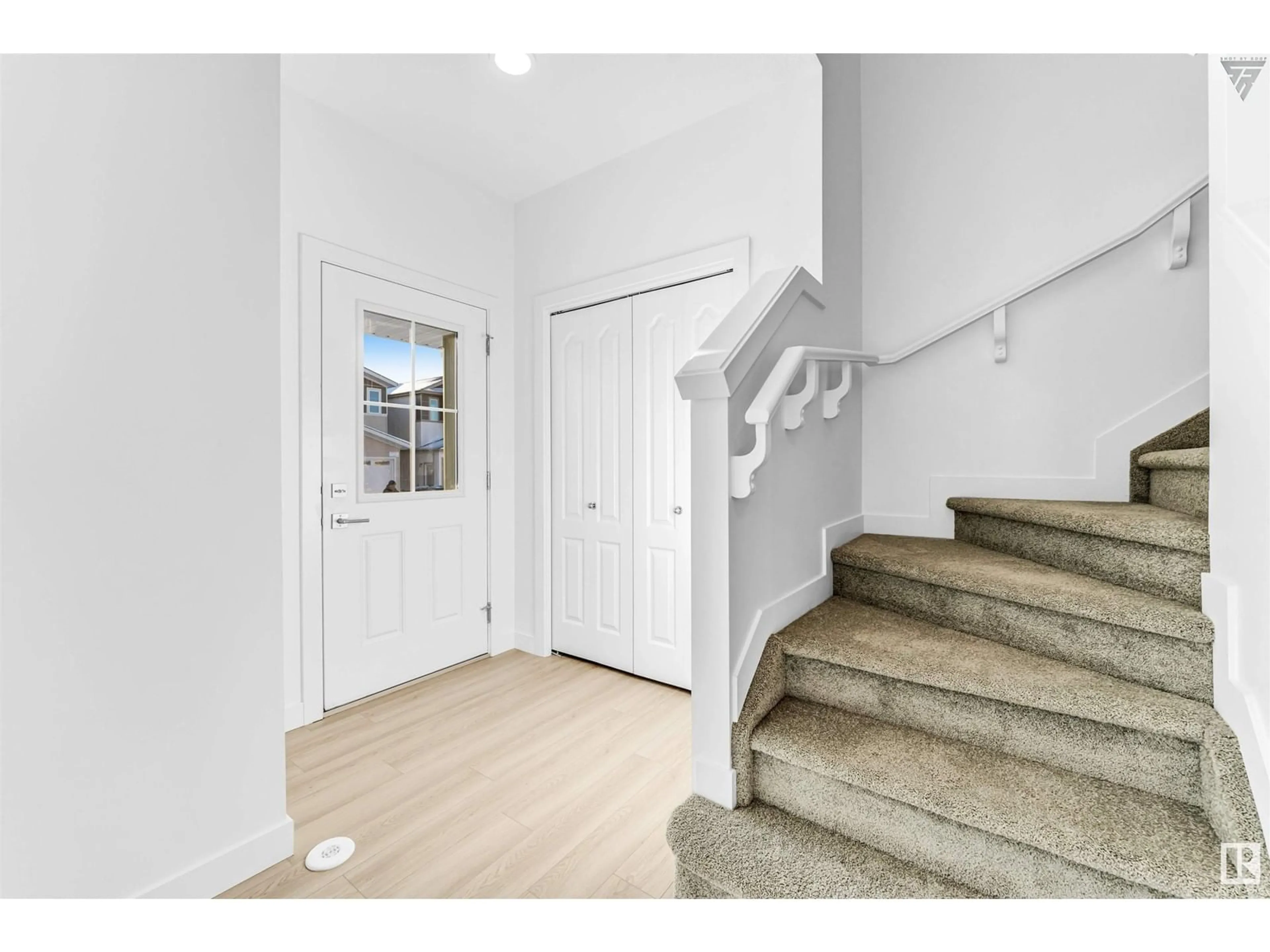 Indoor entryway for 1220 14 AV, Edmonton Alberta T6T2W2