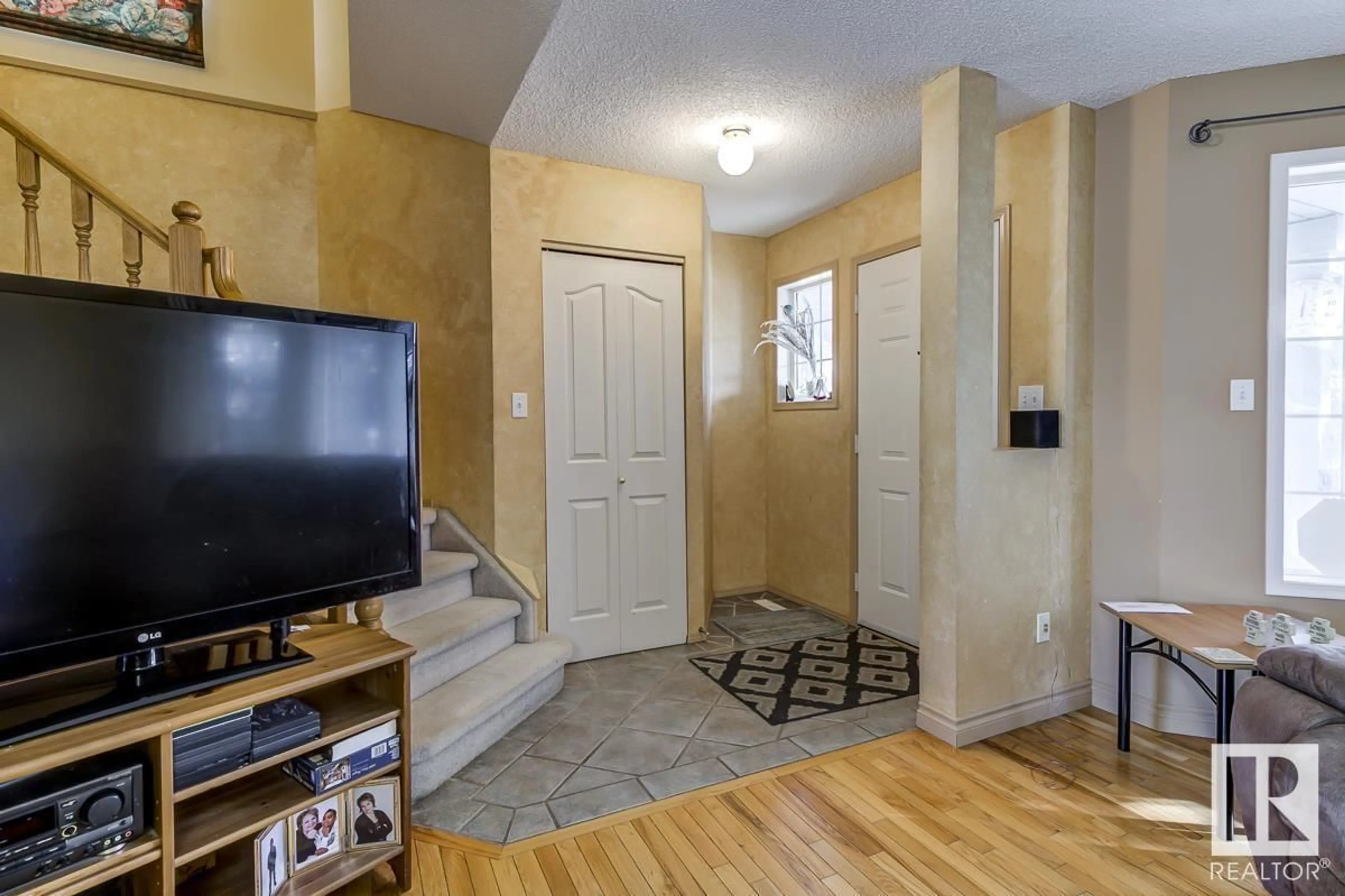 Indoor entryway for 11824 8 AV NW, Edmonton Alberta T6J6Z9