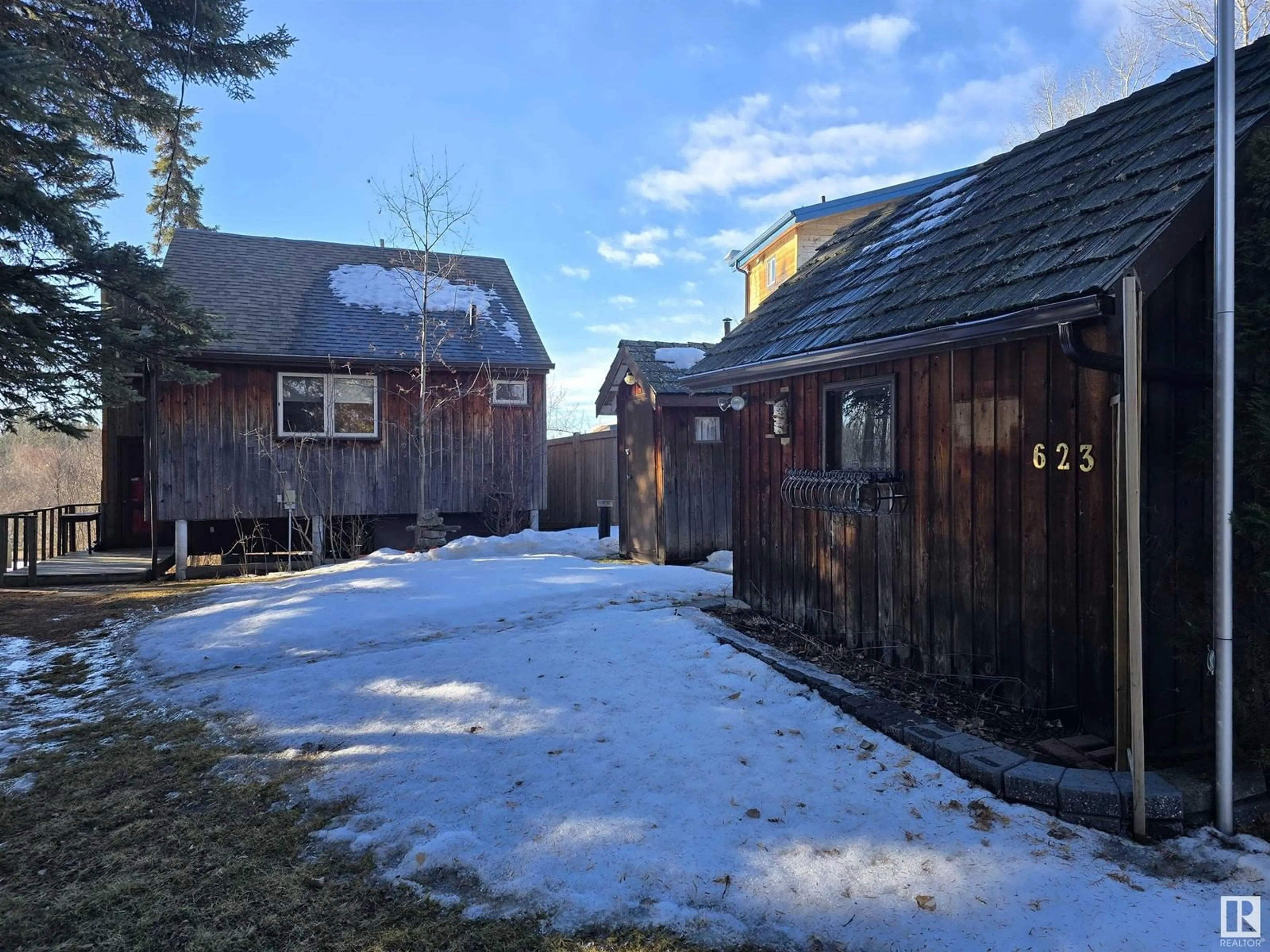 A pic from outside/outdoor area/front of a property/back of a property/a pic from drone, street for 623 LAKESIDE PT, Rural Parkland County Alberta T7Z2T5