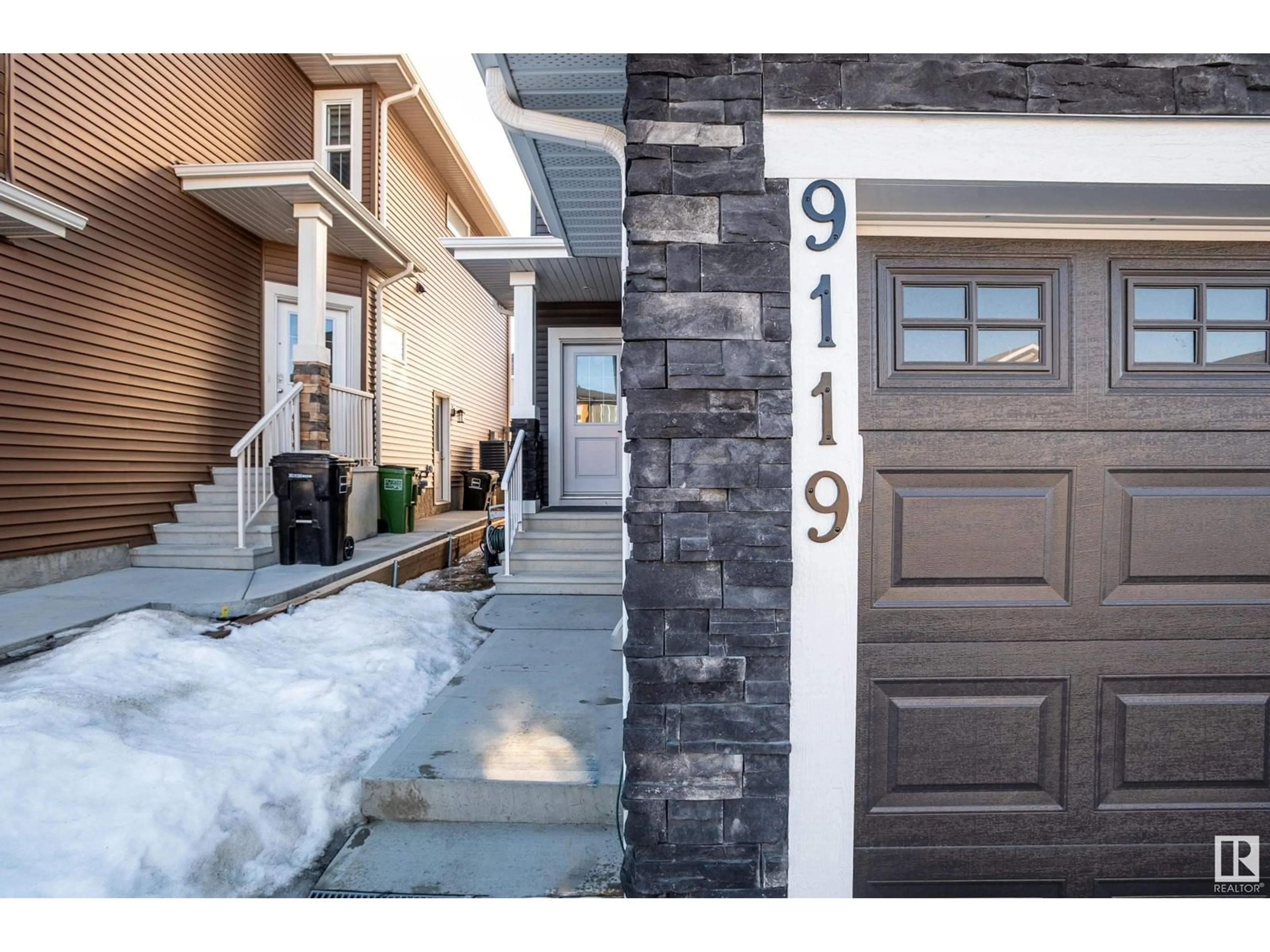 Indoor entryway for 9119 Pear DR SW, Edmonton Alberta T6X2N7