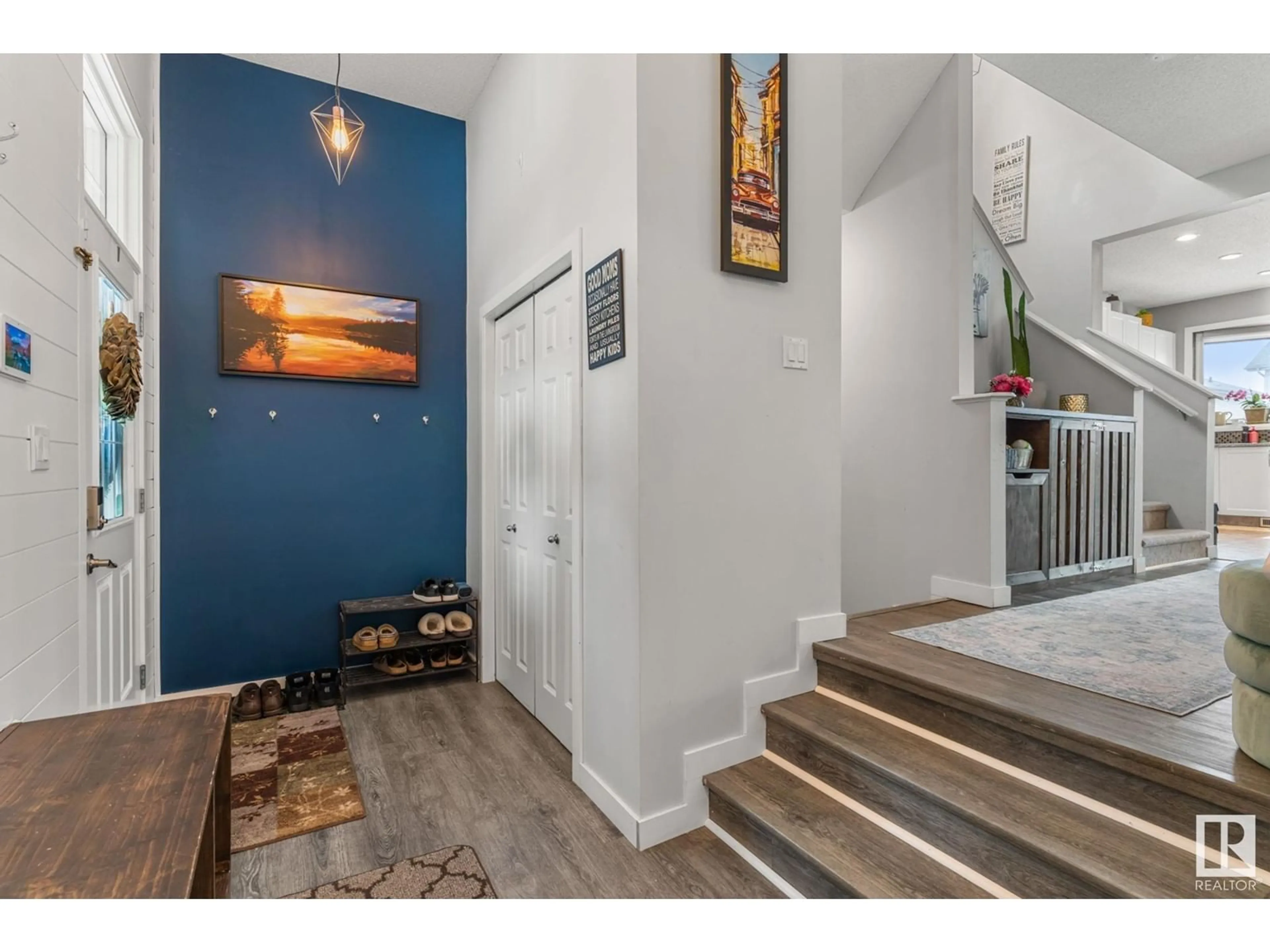 Indoor entryway for 2523 COLE CR SW, Edmonton Alberta T6W2A3