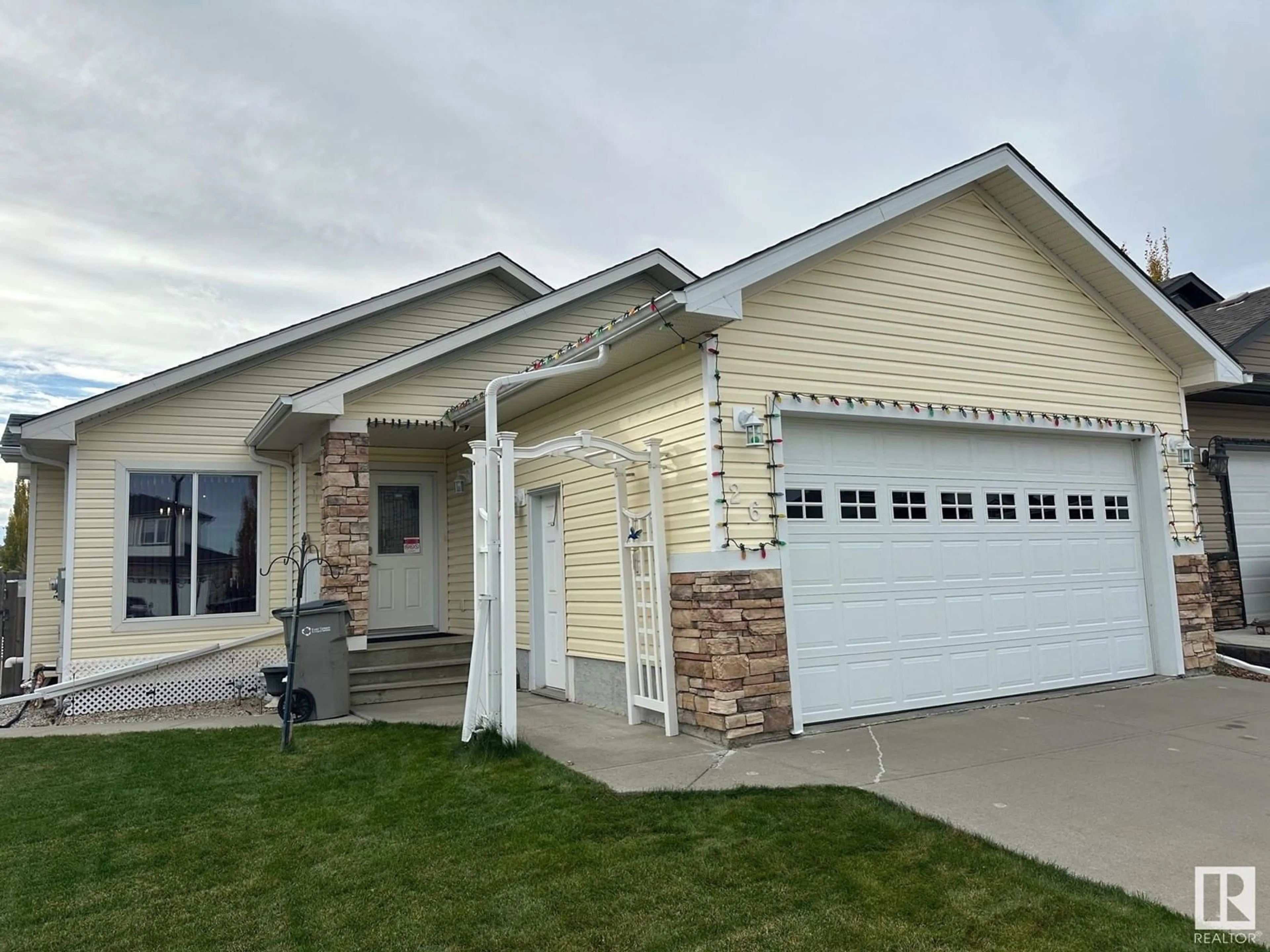 Home with vinyl exterior material, street for 26 WILLOWDALE PL, Stony Plain Alberta T7Z0A4