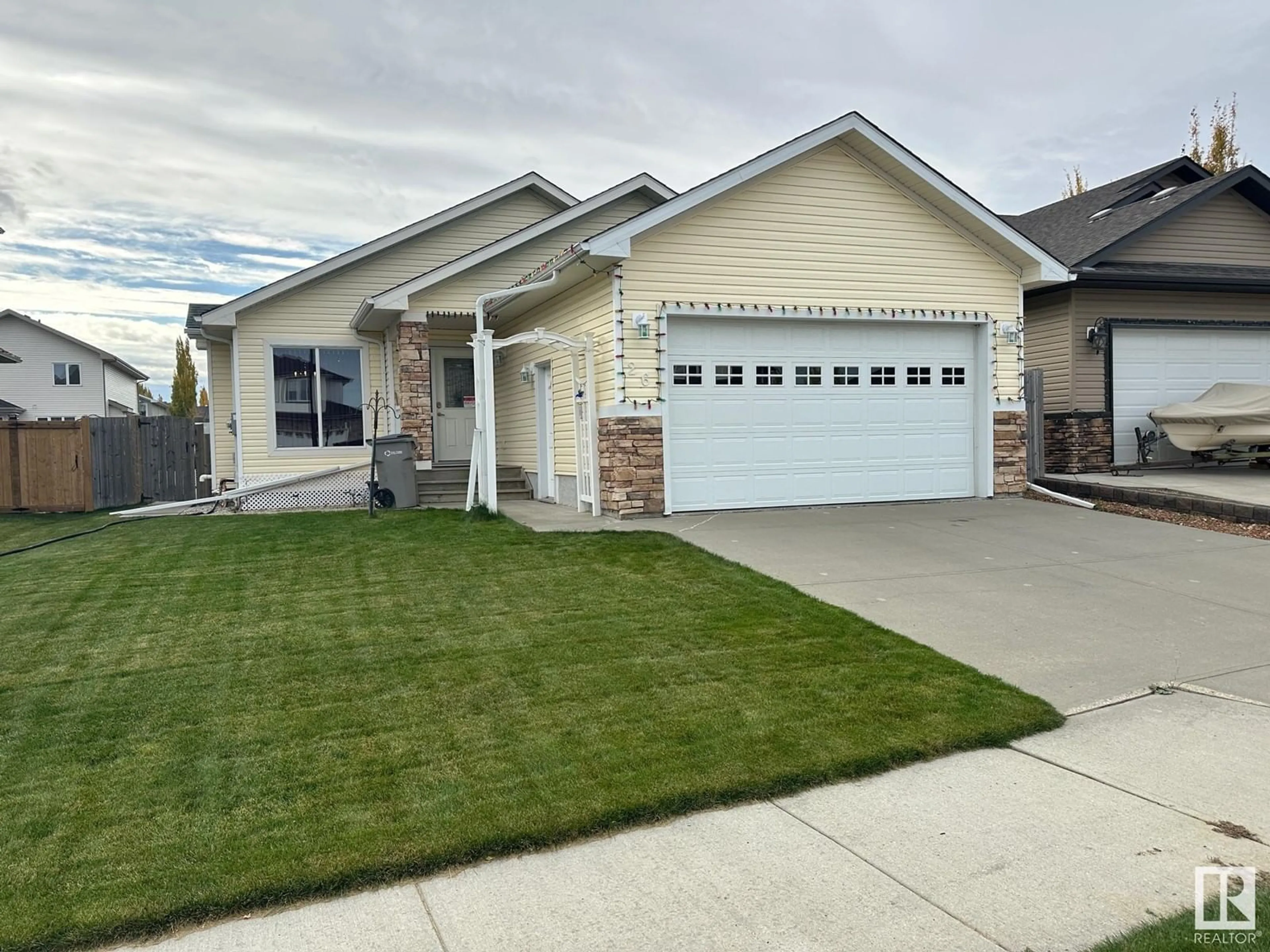 Home with vinyl exterior material, street for 26 WILLOWDALE PL, Stony Plain Alberta T7Z0A4