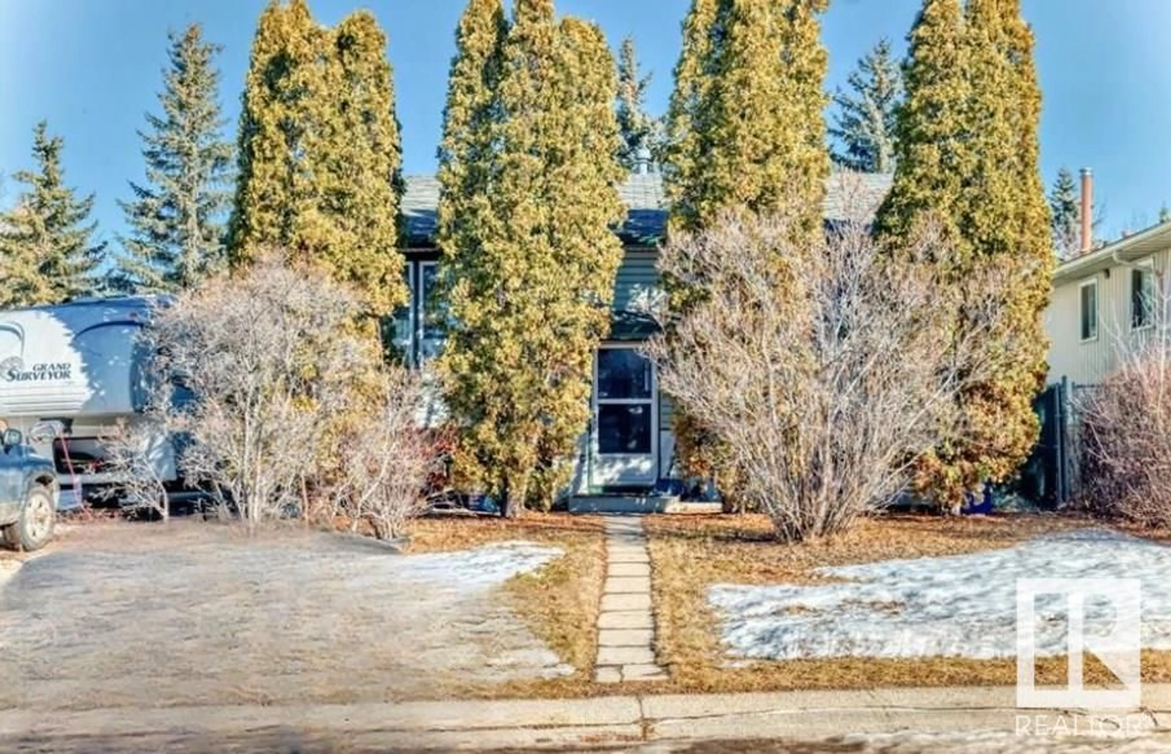 A pic from outside/outdoor area/front of a property/back of a property/a pic from drone, unknown for 5148 37 AV NW, Edmonton Alberta T6L1C8