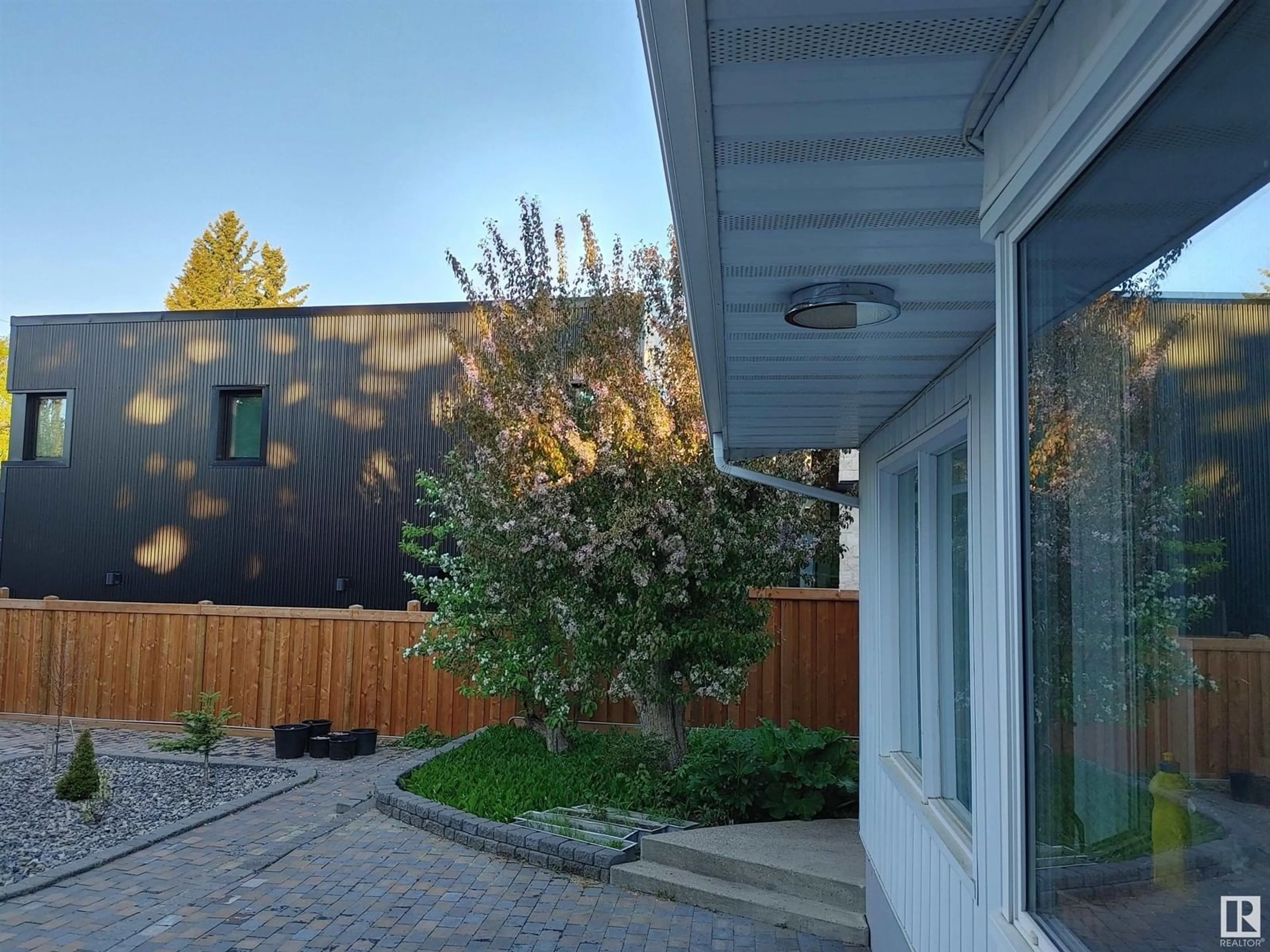 A pic from outside/outdoor area/front of a property/back of a property/a pic from drone, unknown for 13823 90 AV NW, Edmonton Alberta T5R4T3