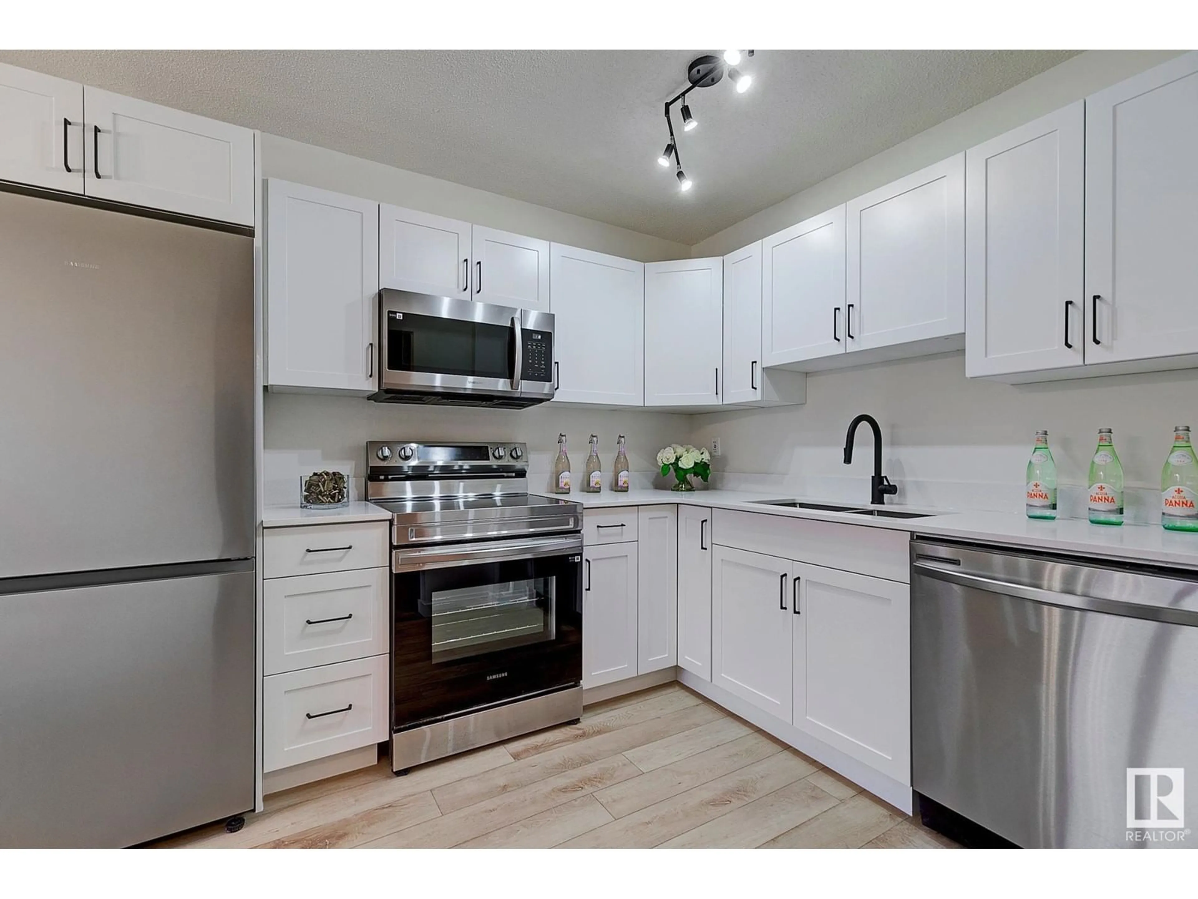 Standard kitchen, unknown for 3313 107 AV NW, Edmonton Alberta T5W0C7