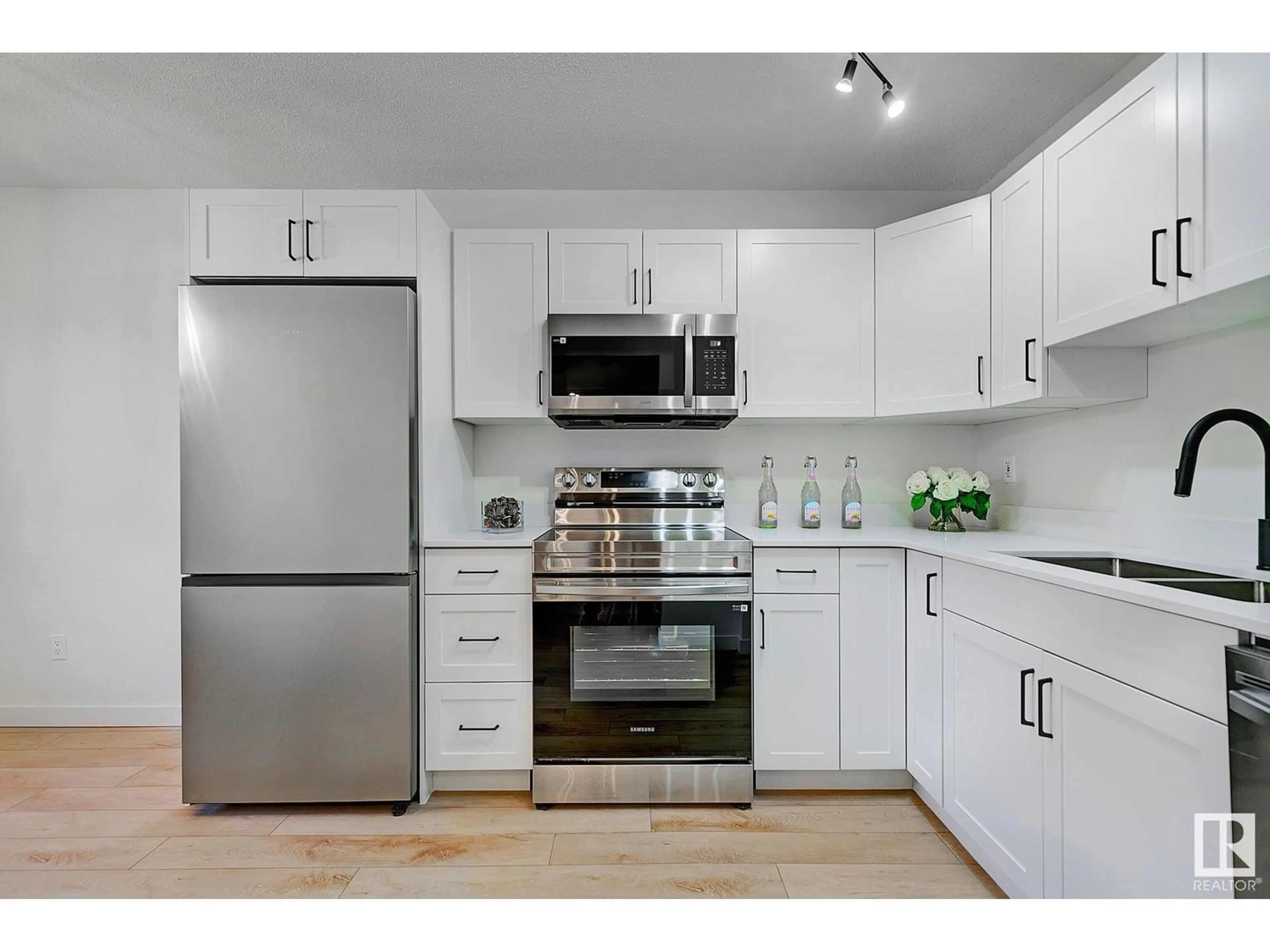 Standard kitchen, unknown for 3313 107 AV NW, Edmonton Alberta T5W0C7