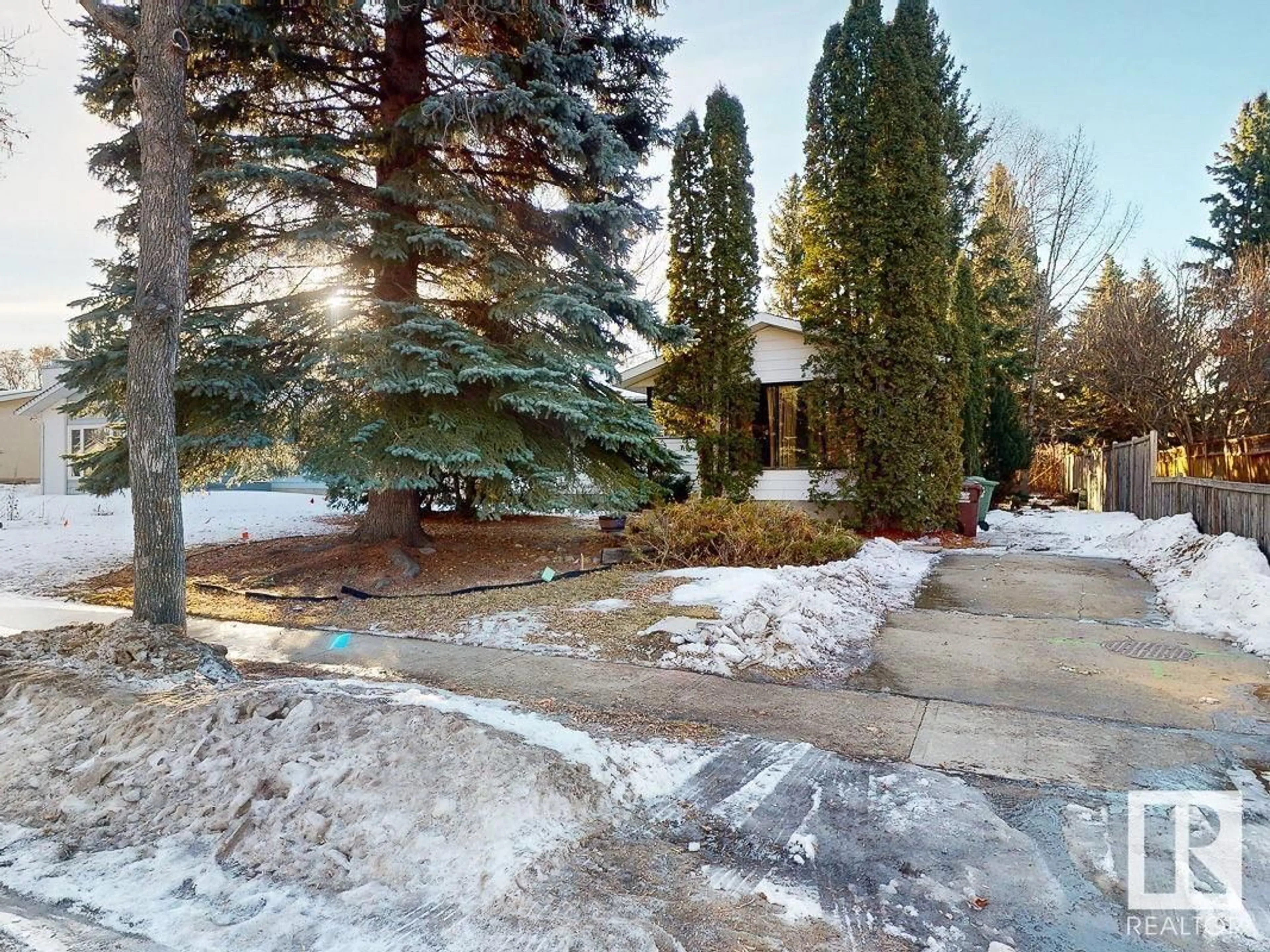 A pic from outside/outdoor area/front of a property/back of a property/a pic from drone, street for 11 LABELLE CR, St. Albert Alberta T8N2G6