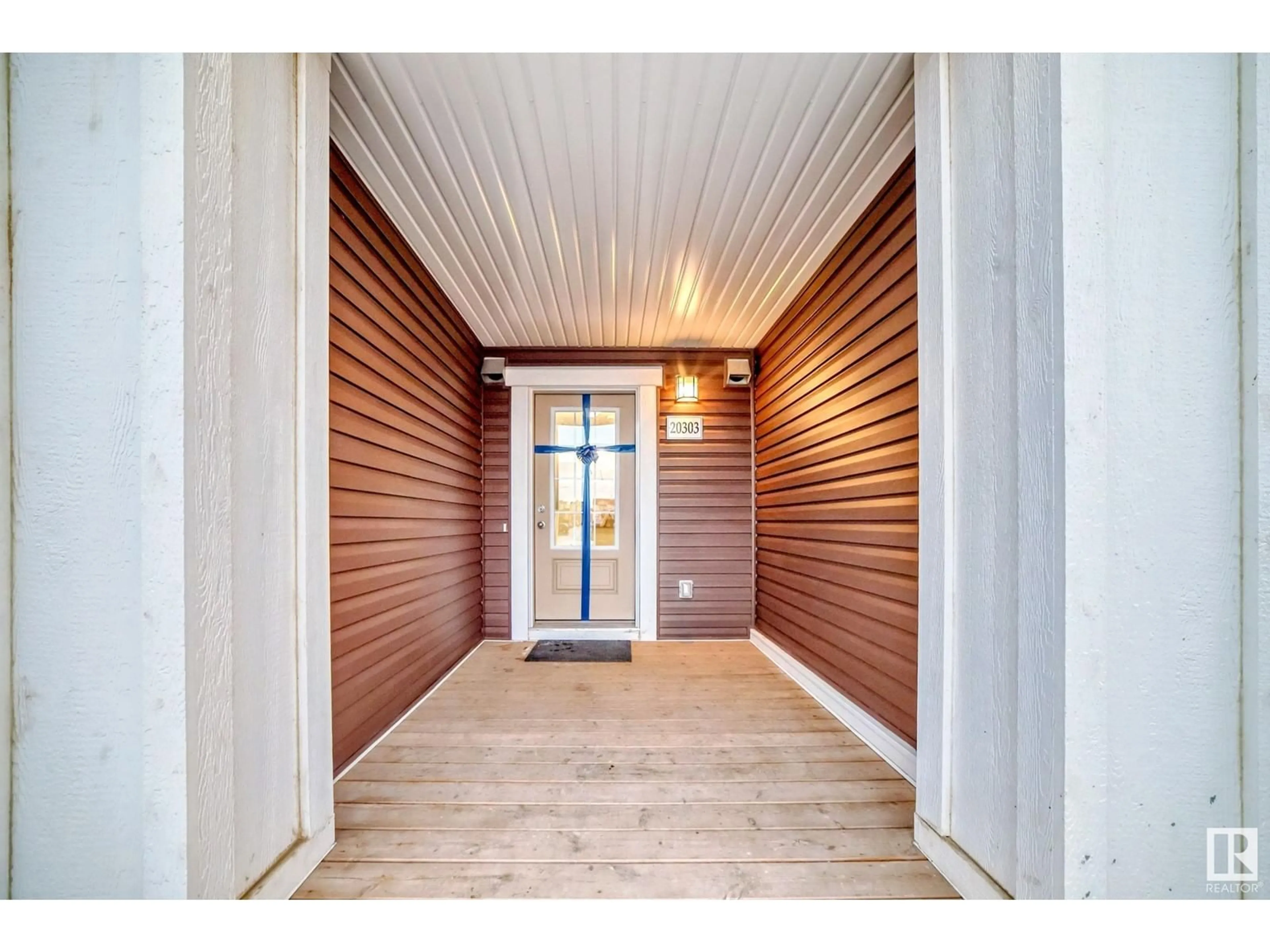 Indoor entryway for 20303 16 AV NW, Edmonton Alberta T6M1K8