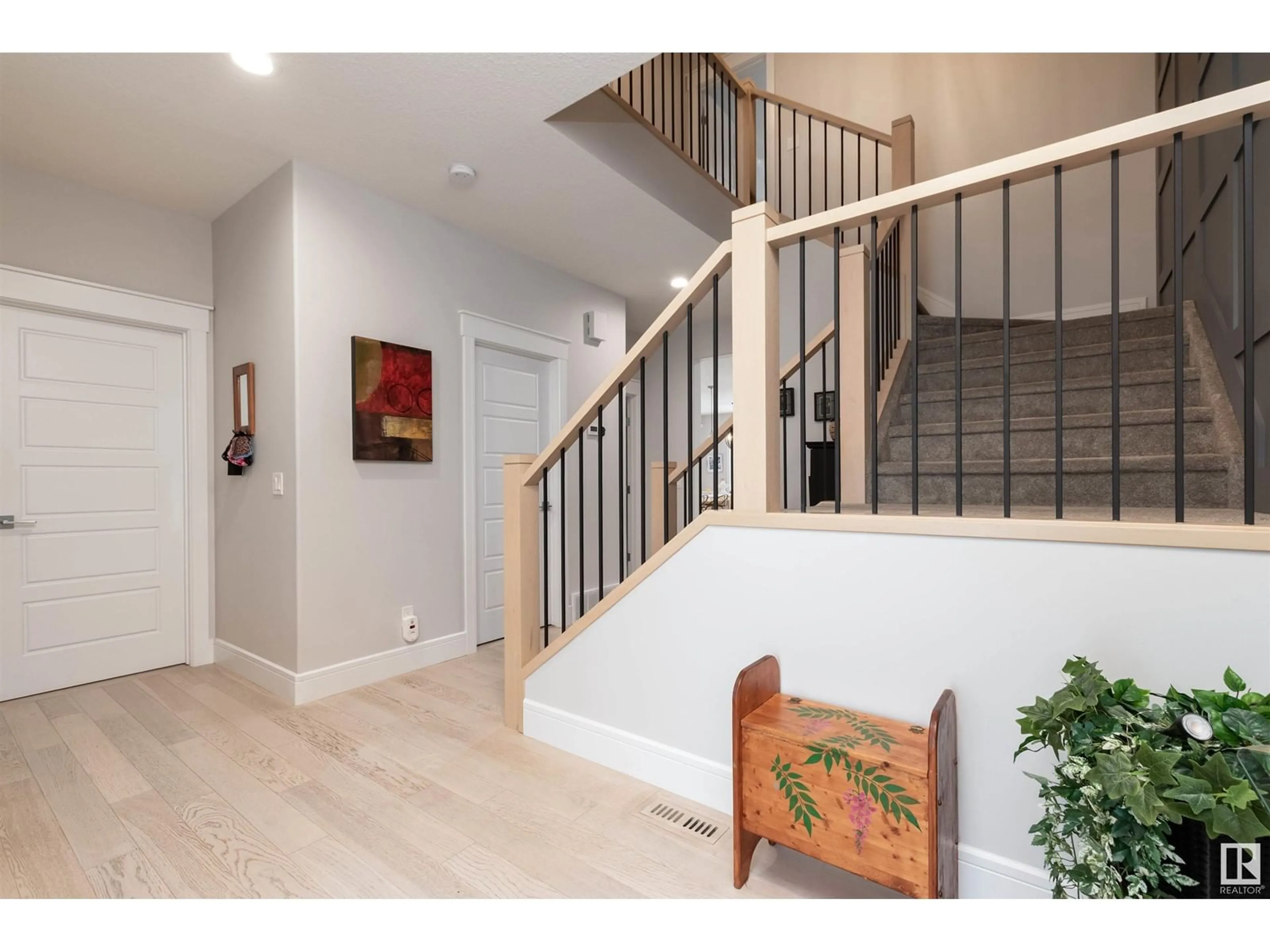 Indoor entryway for 16 EDISON DR, St. Albert Alberta T8N7W1